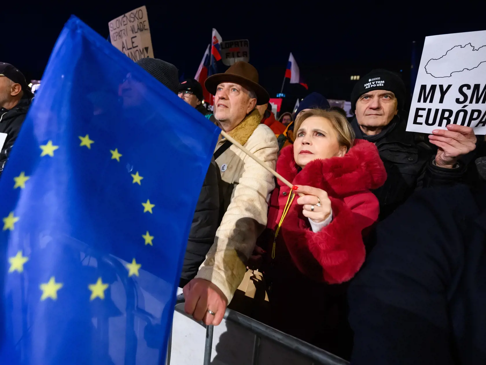 Snímky z protestu Slovensko je Európa v Bratislave na Námestí slobody.