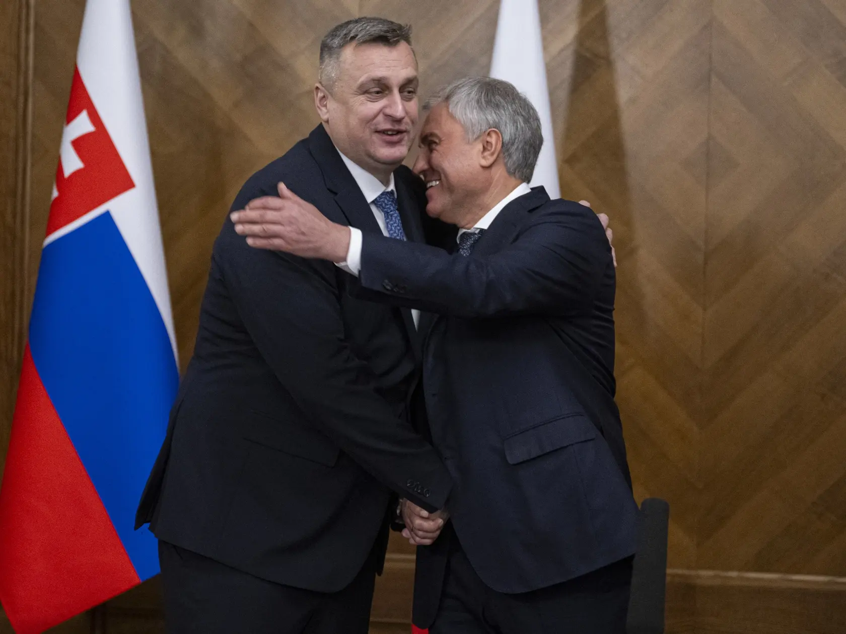 Na snímke vpravo predseda ruskej Šátnej Dumy Vjačeslav Volodin a vľavo podpredseda NR SR Andrej Danko (SNS) počas privítania v rámci oficiálnej návštevy Ruskej federácie 13. januára 2025 v Moskve.