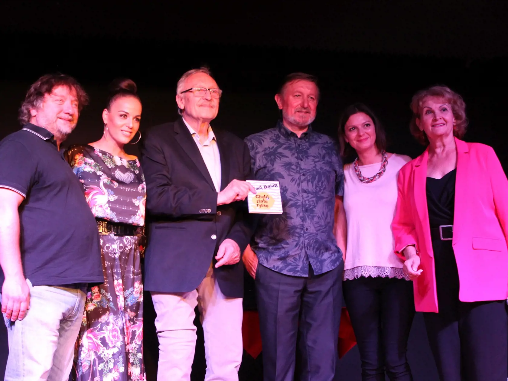 Plejáda hercov a moderátorov, Emilove spriaznené duše, čo sa týka humoru, ale aj priateľstva. (Zľava: Braňo Bystriansky, Karin Haydu, František Kovár, Emil Babín, Lujza Garajová-Schrameková a Gizka Oňová)