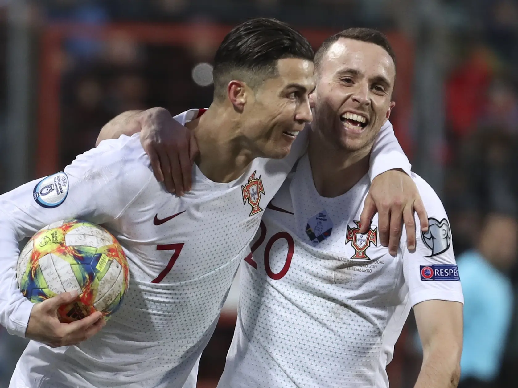 KK29 archív Luxemburg - Na archívnej snímke zo 17. novembra 2019 v Luxemburgu hráči Portugalska Cristiano Ronaldo (vľavo) a Diego Jota sa tešia z gólu počas kvalifikačného zápasu na ME 2020 Luxembursko - Portugalsko. Futbalista FC Liverpool Diogo Jota zomrel po autonehode v Španielsku vo veku 28 rokov. Informovali o tom portugalské médiá a viaceré renomované denníky vo Veľkej Británii. Jota údajne cestoval v aute so svojím bratom Andrem, podľa zdroja ich vozidlo zišlo z cesty. K incidentu došlo na ceste A-52 v provincii Zamora na západe Španielska. FOTO TASR/AP
FILE - Portugal's Cristiano Ronaldo, left, celebrates with his teammate Diogo Jota after he scored his side's second goal during the Euro 2020 group B qualifying soccer match between Luxembourg and Portugal at the Josy Barthel stadium in Luxembourg, Sunday, Nov. 17, 2019. (AP Photo/Francisco Seco, File)