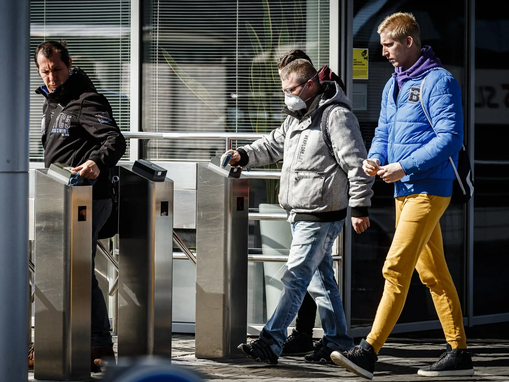 Neočkovaní zamestnanci sa budú musieť pravidelne testovať.