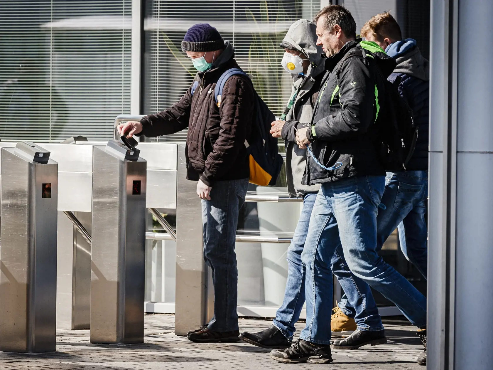 Neočkovaní zamestnanci sa budú musieť pravidelne testovať.