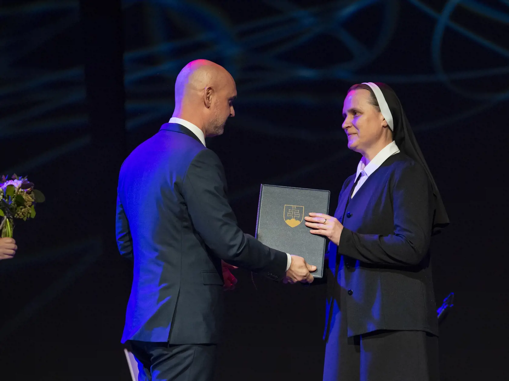 Na snímke vľavo minister školstva, vedy, výskumu a športu (MŠVVŠ) Branislav Gröhling odovzdáva Ďakovný list svätého Gorazda Anne Poláčkovej počas odovzdávania Cien svätého Gorazda v Bratislave, 29. apríla  2022.