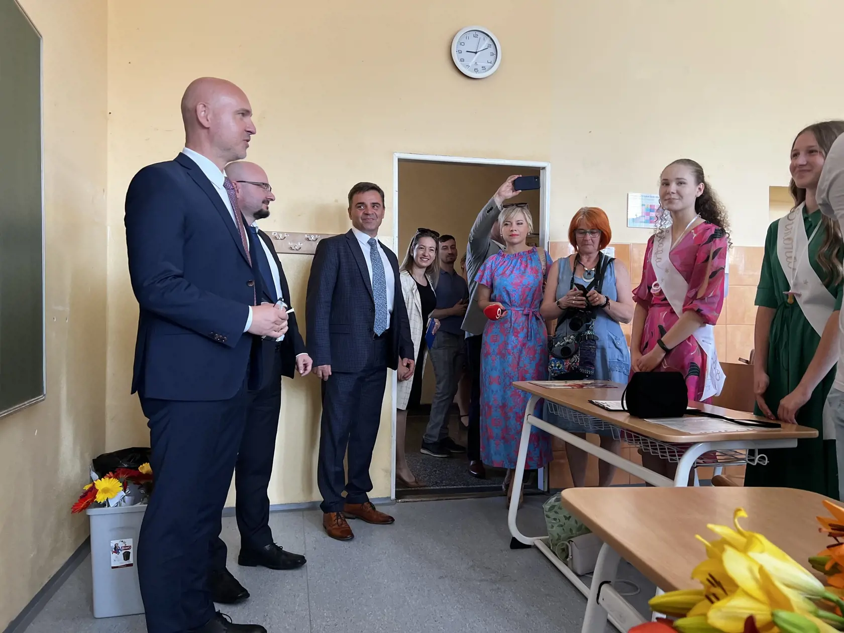 Na snímke vľavo minister školstva Branislav Gröhling (SaS) odovzdal vo štvrtok vysvedčenia deviatakom v Základnej škole (ZŠ) Jána Švermu v Humennom 30. júna 2022.