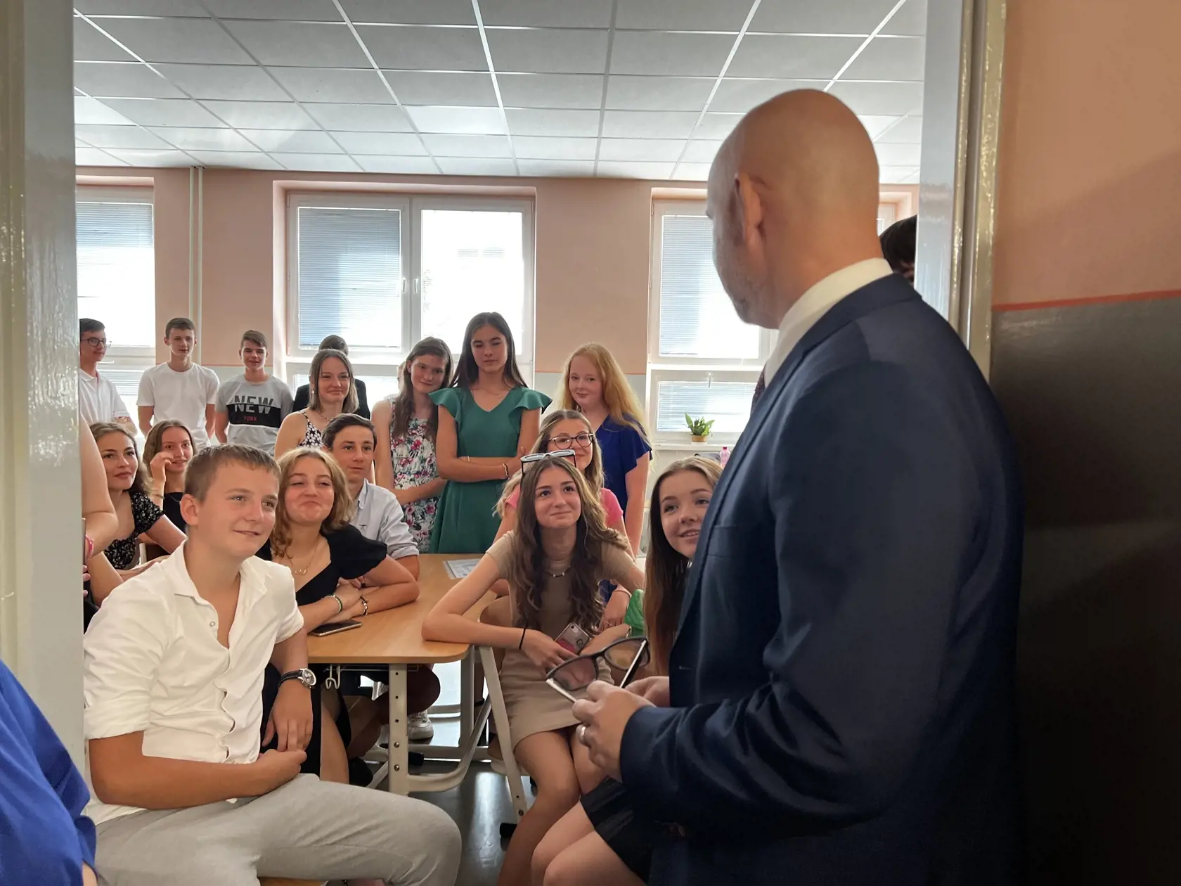 Na snímke vpravo minister školstva Branislav Gröhling (SaS) odovzdal vo štvrtok vysvedčenia deviatakom v Základnej škole (ZŠ) Jána Švermu v Humennom 30. júna 2022.