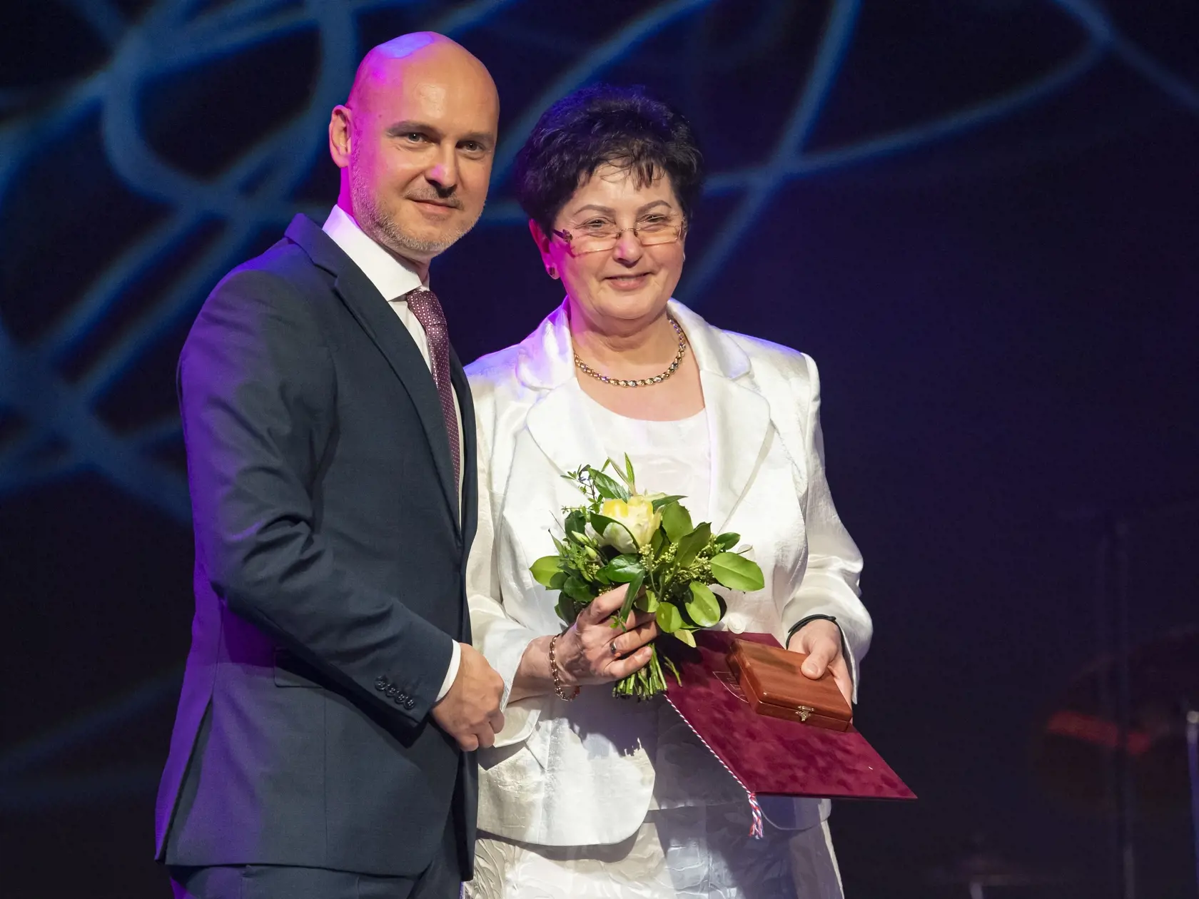 Na snímke vľavo minister školstva, vedy, výskumu a športu (MŠVVŠ) Branislav Gröhling odovzdáva Veľkú medailu svätého Gorazda Eve Kmeťovej počas odovzdávania Cien svätého Gorazda v Bratislave v piatok 29. apríla  2022.