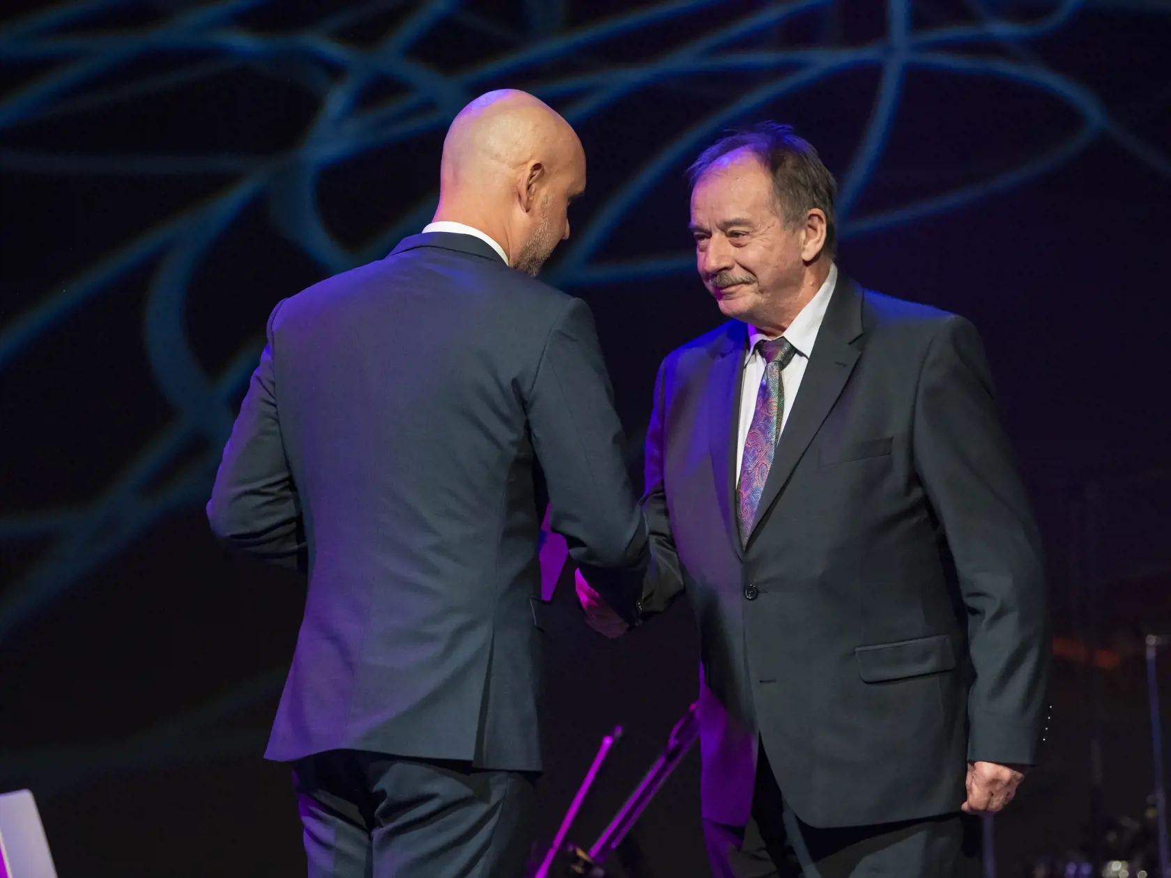 Na snímke vľavo minister školstva, vedy, výskumu a športu (MŠVVŠ) Branislav Gröhling odovzdáva Veľkú medailu svätého Gorazda Tomášovi Havlíkovi počas odovzdávania Cien svätého Gorazda v Bratislave v piatok 29. apríla  2022.
