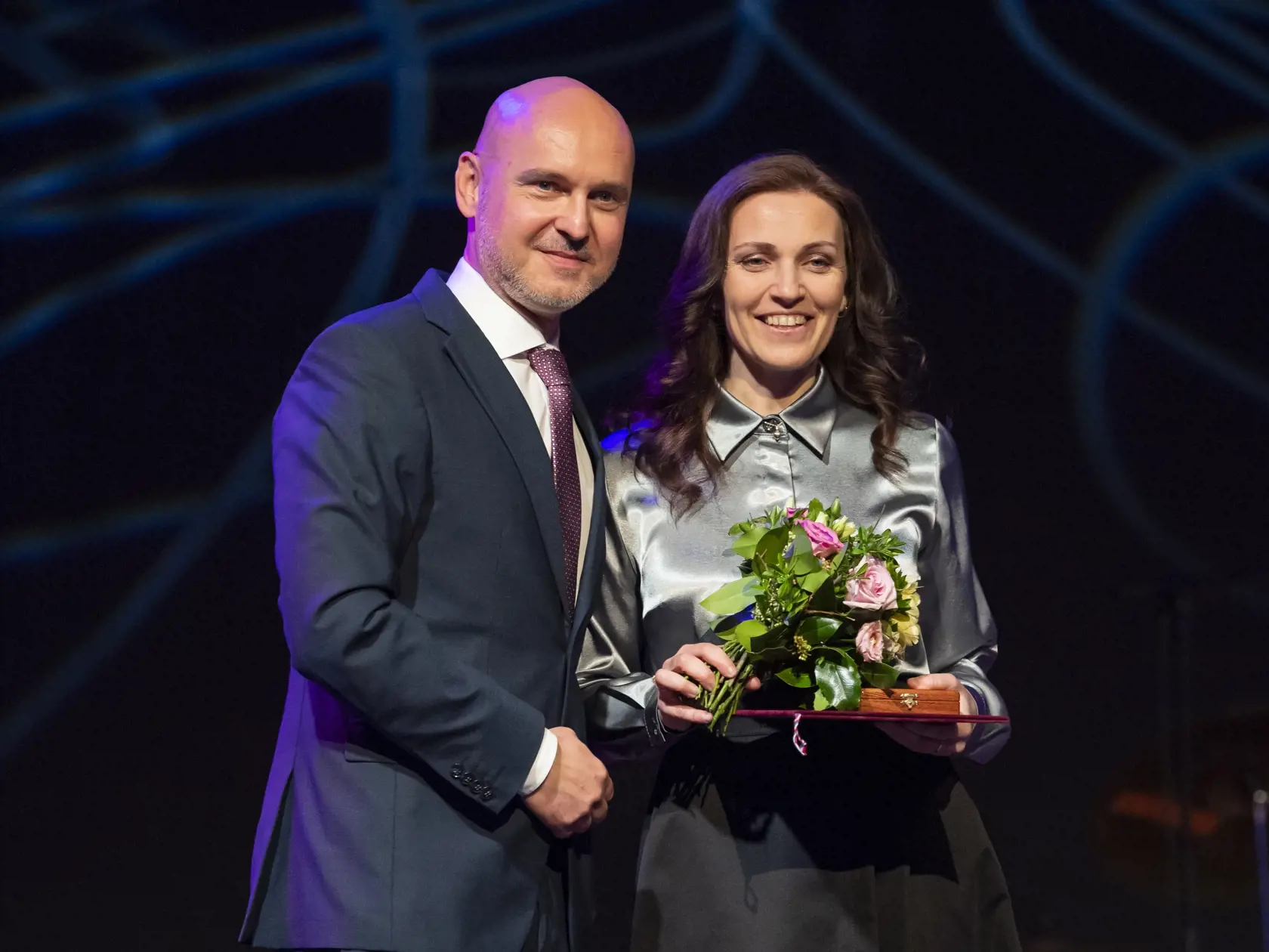 Na snímke vľavo minister školstva, vedy, výskumu a športu (MŠVVŠ) Branislav Gröhling odovzdáva Veľkú medailu svätého Gorazda Eve Baloghovej počas odovzdávania Cien svätého Gorazda v Bratislave v piatok 29. apríla  2022.
