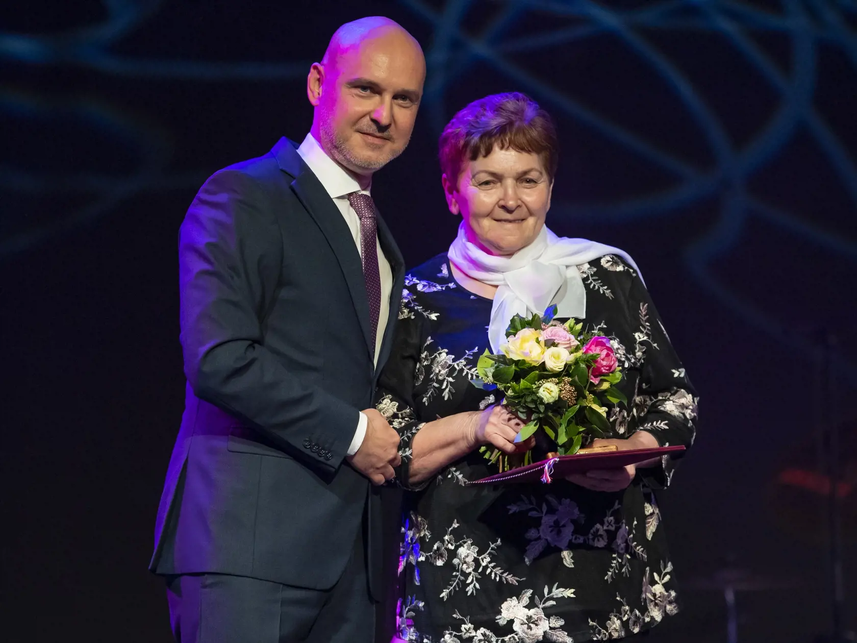Na snímke vľavo minister školstva, vedy, výskumu a športu (MŠVVŠ) Branislav Gröhling odovzdáva Veľkú medailu svätého Gorazda Jozefíne Mrázovej počas odovzdávania Cien svätého Gorazda v Bratislave v piatok 29. apríla  2022.