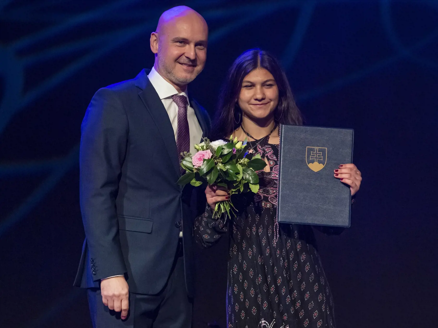 Na snímke vľavo minister školstva, vedy, výskumu a športu (MŠVVŠ) Branislav Gröhling odovzdáva Simone Čambálovej Cenu svätého Gorazda v kategórii študenti počas odovzdávania Cien svätého Gorazda v Bratislave v piatok 29. apríla  2022.