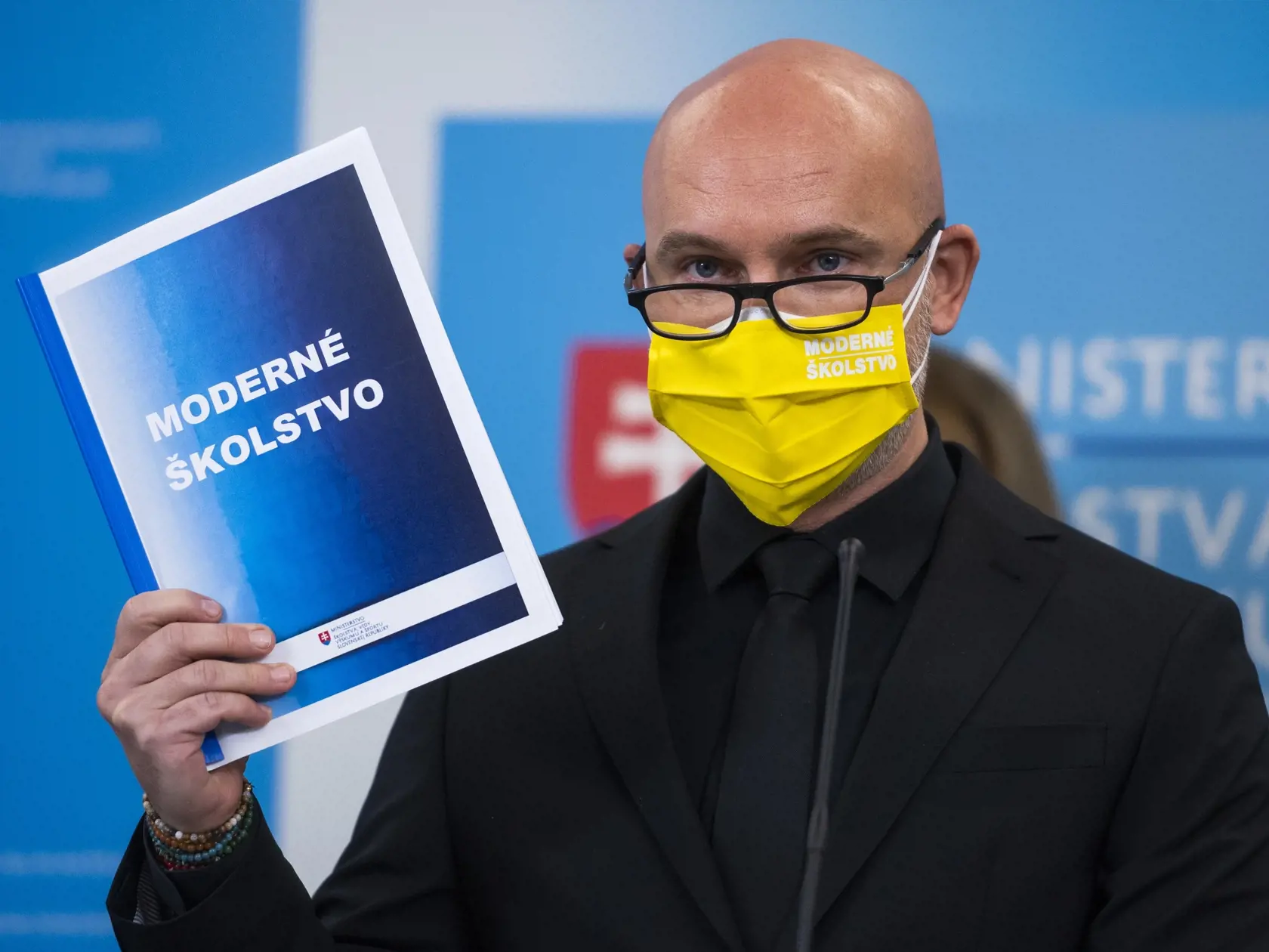 Na snímke minister školstva, vedy, výskumu a športu SR Branislav Gröhling (SaS) počas tlačovej konferencie k ďalšiemu kroku v reforme obsahu vzdelávania v Bratislave 13. januára 2022.