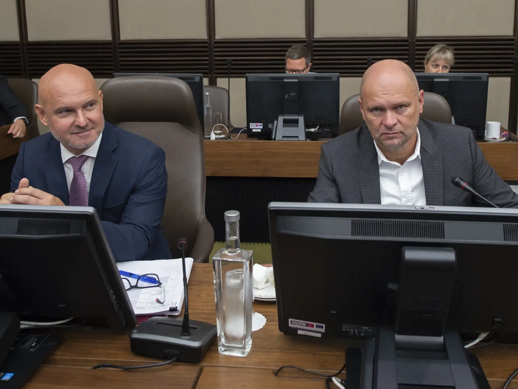 Na snímke vľavo minister školstva, vedy, výskumu a športu SR Branislav Gröhling a vpravo minister hospodárstva SR Richard Sulík (obaja SaS) počas 96. schôdze vlády SR 24. august 2022 v Bratislave.