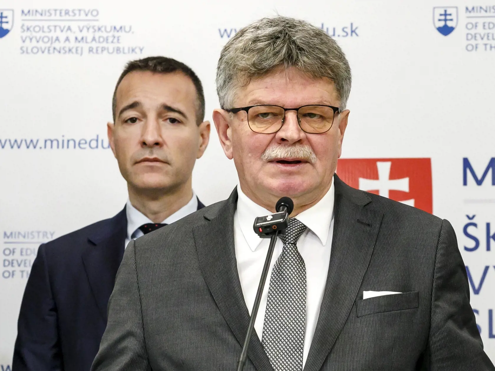 Na snímke zľava minister školstva, výskumu, vývoja a mládeže SR Tomáš Drucker a predseda Odborového zväzu pracovníkov školstva a vedy na Slovensku Pavel Ondek počas tlačovej konferencie po rokovaní na Ministerstve školstva, výskumu, vývoja a mládeže SR v Bratislave 10. januára 2025. FOTO TASR - Dano Veselský