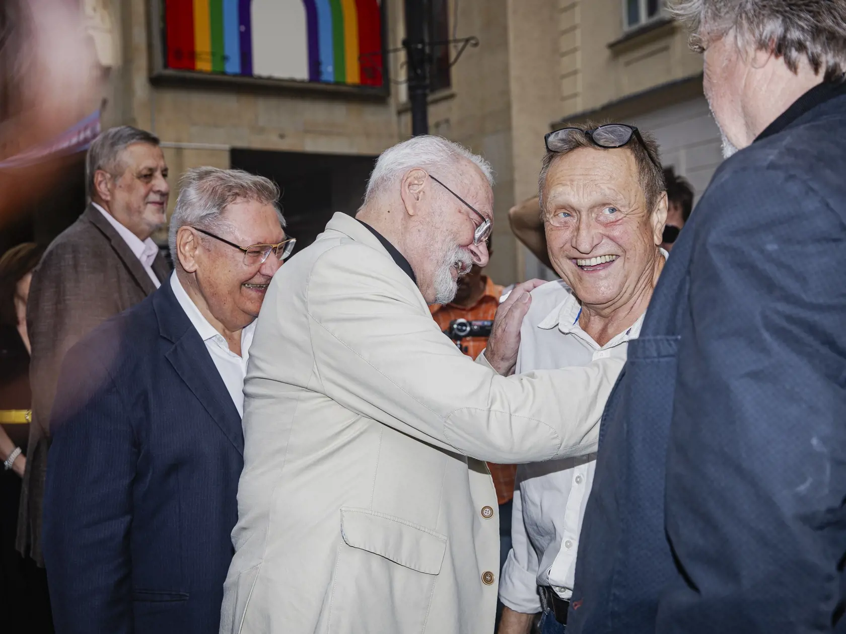 Ivan Gašparovič a Ľubomír Paulovič (†71) počas slávnostného odhalenia dlaždice Jurajovi Jakubiskovi na Filmovom chodníku slávy v Bratislave.
