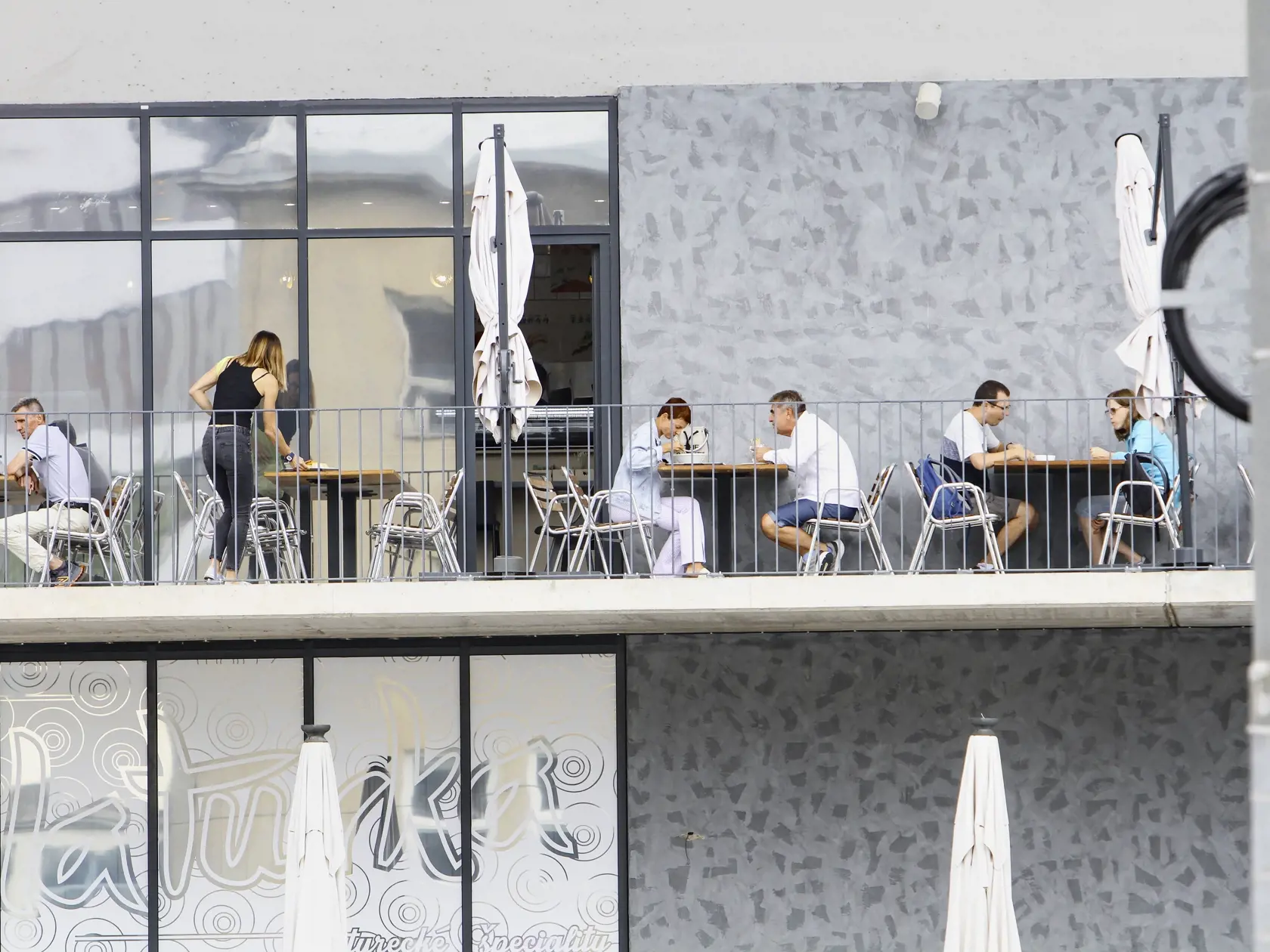 Bratislava 1. augusta – 12.35
Polhodinka na terase. Marcina stretol reportér PLUS 7 DNÍ vo Fresh Markete na obede s neznámou ženou.