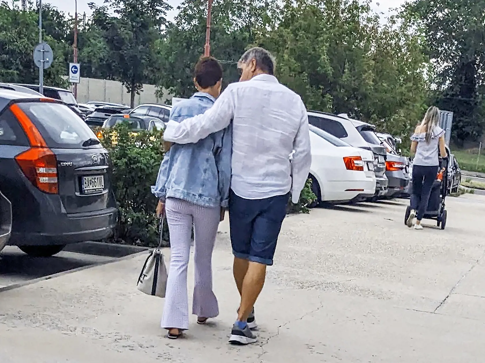 Bratislava 1. augusta – 12.56
Nežnosti na verejnosti. Okolo jednej hodiny popoludní Marcin svoju spoločníčku odprevadil k jej autu. Nechýbali objatia a bozky na rozlúčku.