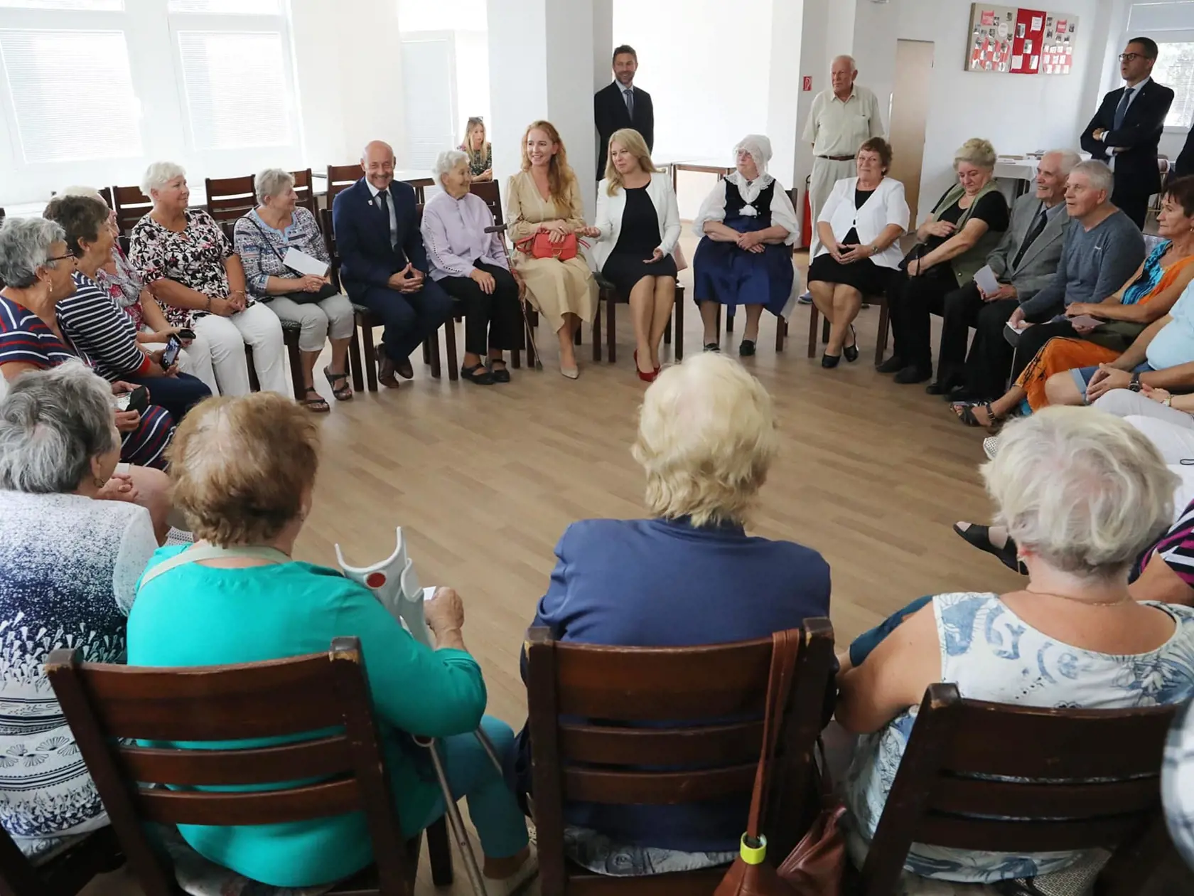 "Navštívila som dnes Starú Turú, Brezovú pod Bradlom, Myjavu a stretla som tu desiatky ľudí. A nikoho z nich nezaujímalo, čo povedal jeden koaličný líder na druhého. Zaujímalo ich, ako prežijú nadchádzajúcu zimu. Ako ju zvládnu najohrozenejšie skupiny seniorov alebo samoživiteľov bez adresnej a opakovanej pomoci, ktorej sa už vo veľmi reálnej rovine dostáva občanom okolitých štátov," píše Čaputová.