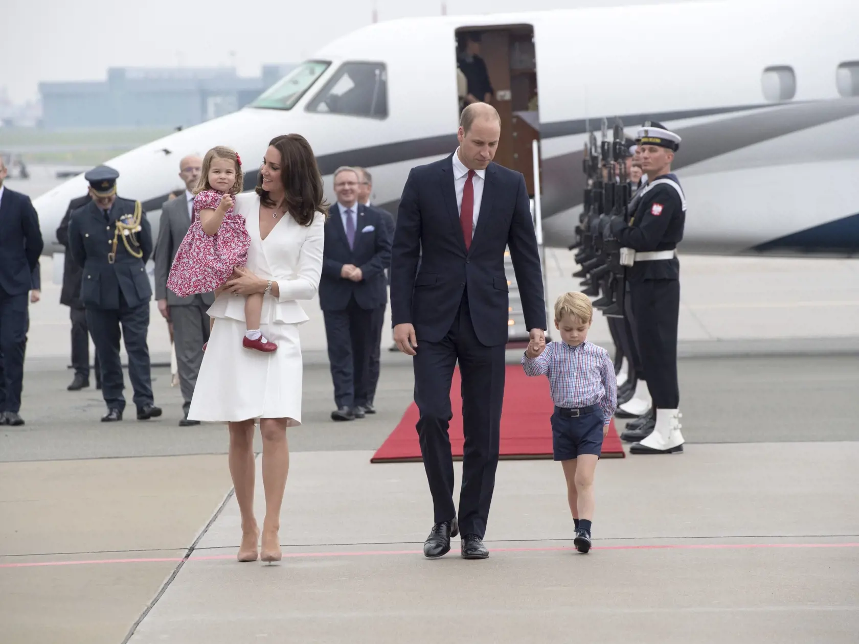 Jedna z oficiálnych kráľovských návštev a Kate s Williamom i deťmi ich absolvujú ako rodina. 