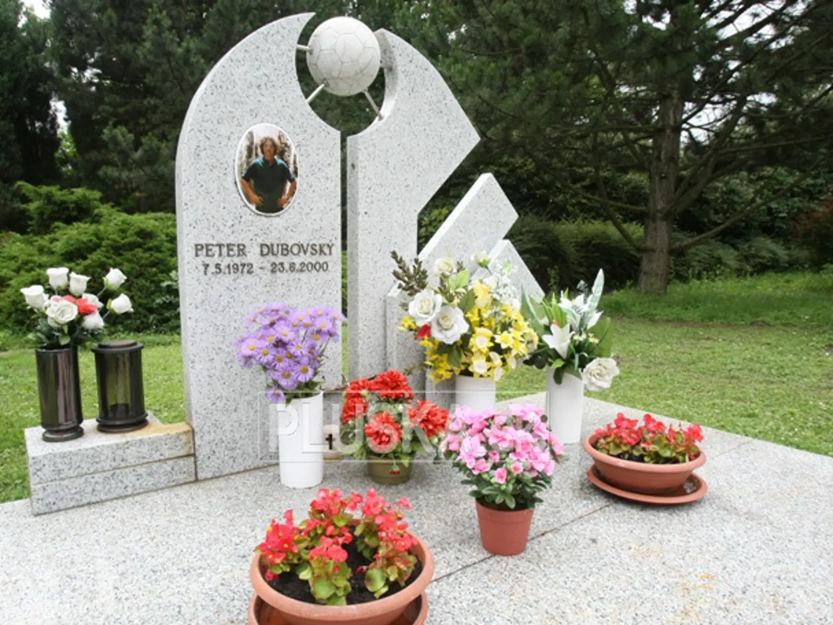 TU ODPOČÍVA:
Na hrobe
bolo aj včera
plno kvetov.