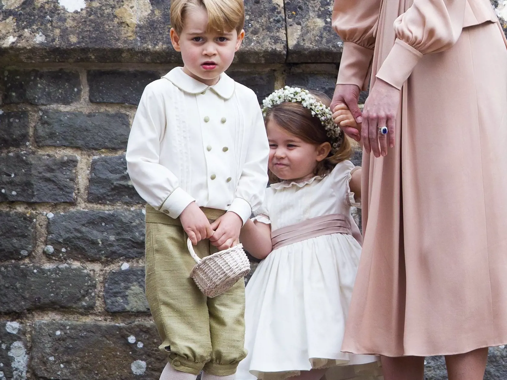 Najnovšie si ľudia všimli ďalšiu zaujímavosť - malý princ George ide pri oficiálnych udalostiach vždy za ruku s otcom Williamom, no malá princezná Charlotte sa nosí na rukách matky Kate.
