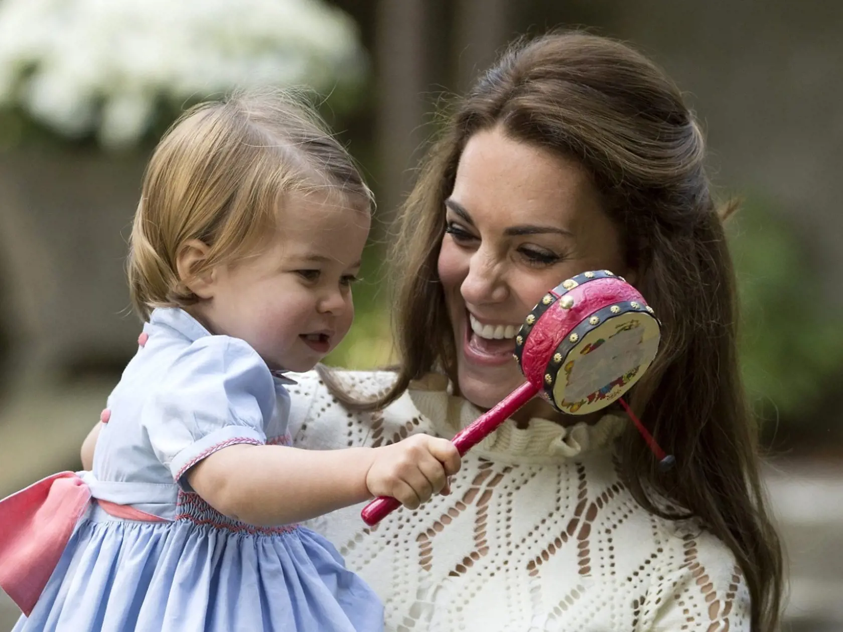 Kate a William majú podľa odborníkov v svojej rodine ujasnené, aké kroky podnikať. Otec vedie syna, matka vedie dcéru.