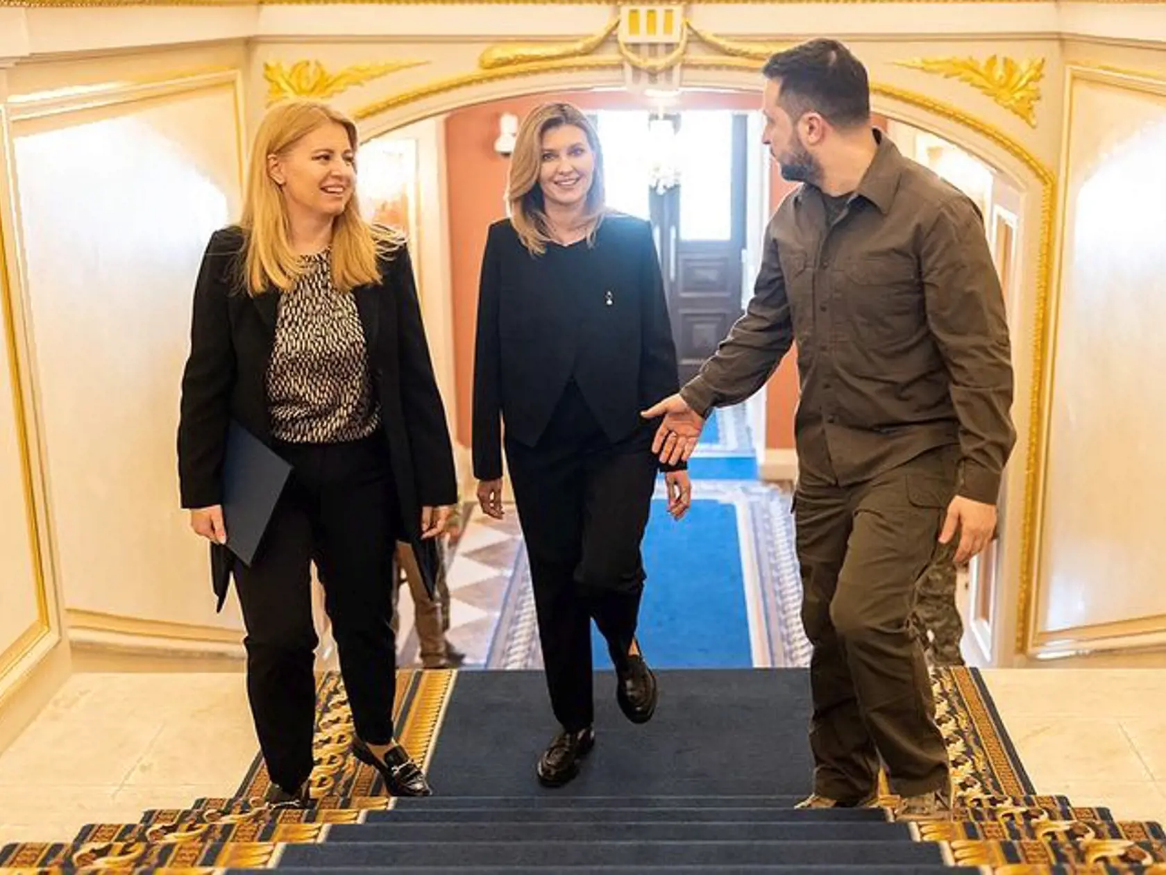 Zuzana Čaputová s Olenou Zelenskou a Volodymyrom Zelenským v Kyjeve.