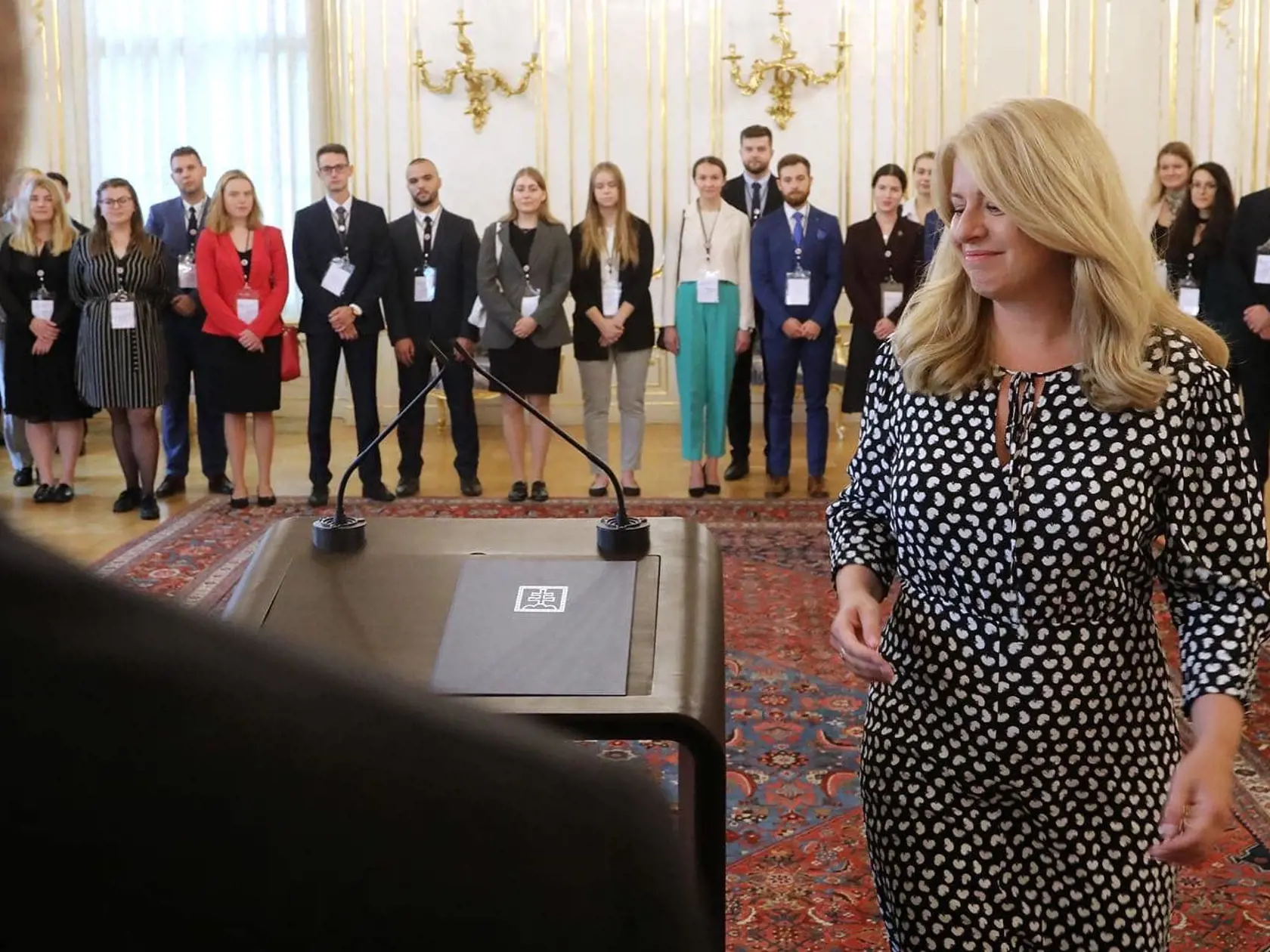 Tentokrát zvolila netypické jednoduché čiernobiele šaty so zvláštnym ornamentom, čierne lodičky a celý outfit dopĺňali rozpustené vlasy.