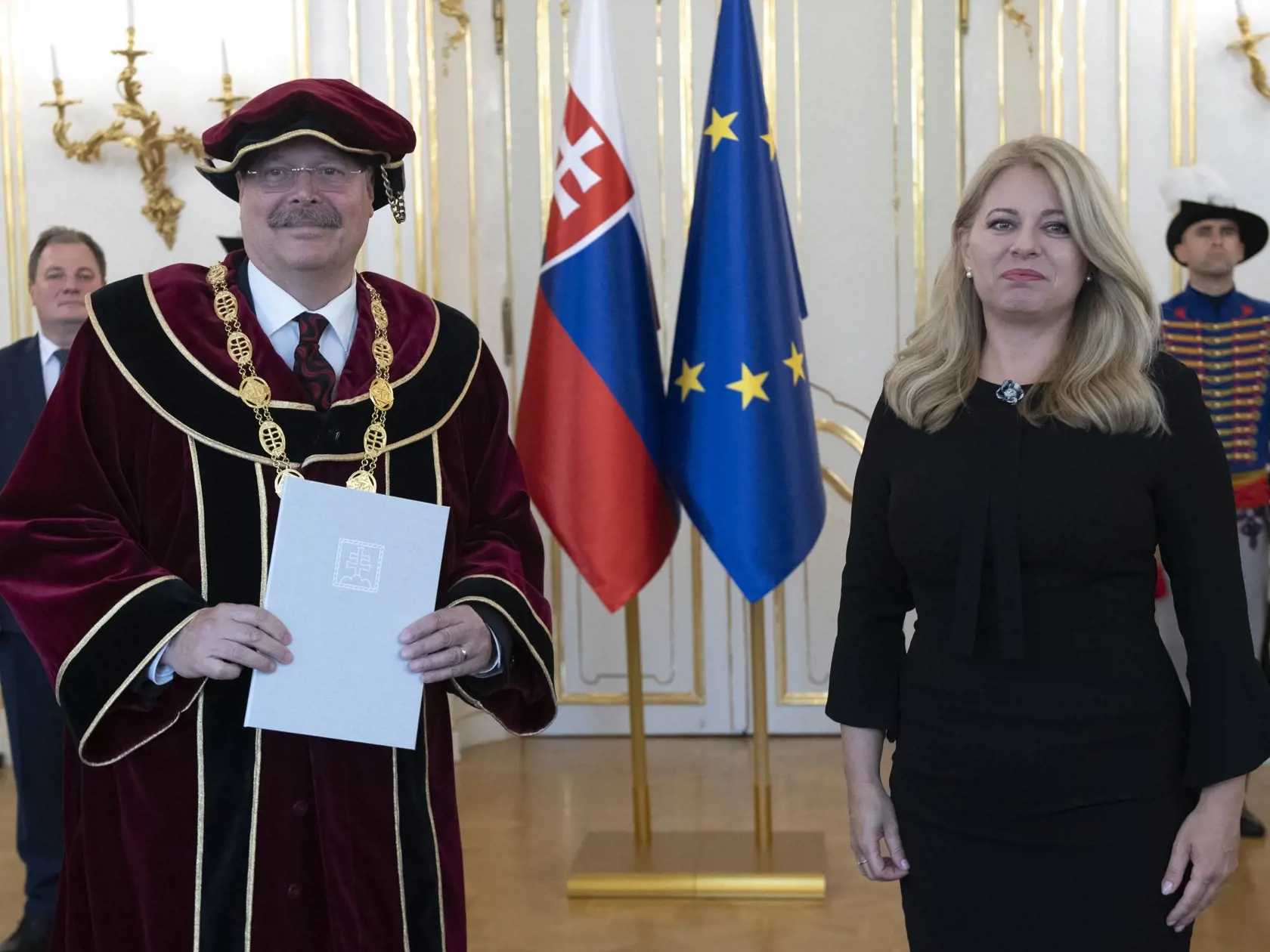 Na snímke Peter Šimko (vľavo), ktorého prezidentka SR Zuzana Čaputová (vpravo) vymenovala za rektora Slovenskej zdravotníckej univerzity v Bratislave v Prezidentskom paláci v Bratislave v pondelok 22. augusta 2022. FOTO TASR - Pavel Neubauer

