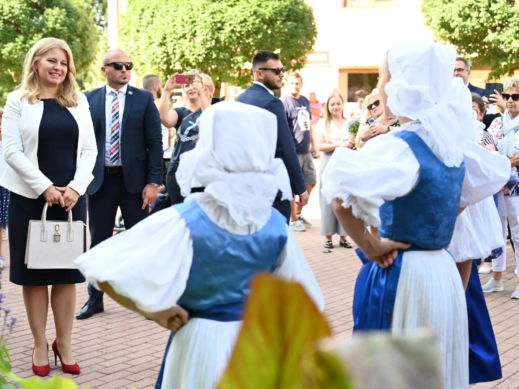 Na snímke vľavo prezidentka SR Zuzana Čaputová, ktorú privítal detský folklórny súbor pred mestským úradom v Brezovej pod Bradlom (okres Myjava) vo štvrtok 25. augusta 2022. Prezidentka SR Zuzana Čaputová navštívila vo štvrtok myjavský región. V Brezovej pod Bradlom sa stretla s predstaviteľmi samosprávy – s primátorom mesta Jaroslavom Ciranom, primátorom Myjavy Pavlom Halabrínom, predsedníčkou ZMOS Myjavského regiónu a starostkou Bukovca Marcelou Paveskovou a starostom Priepasného Petrom Czerem