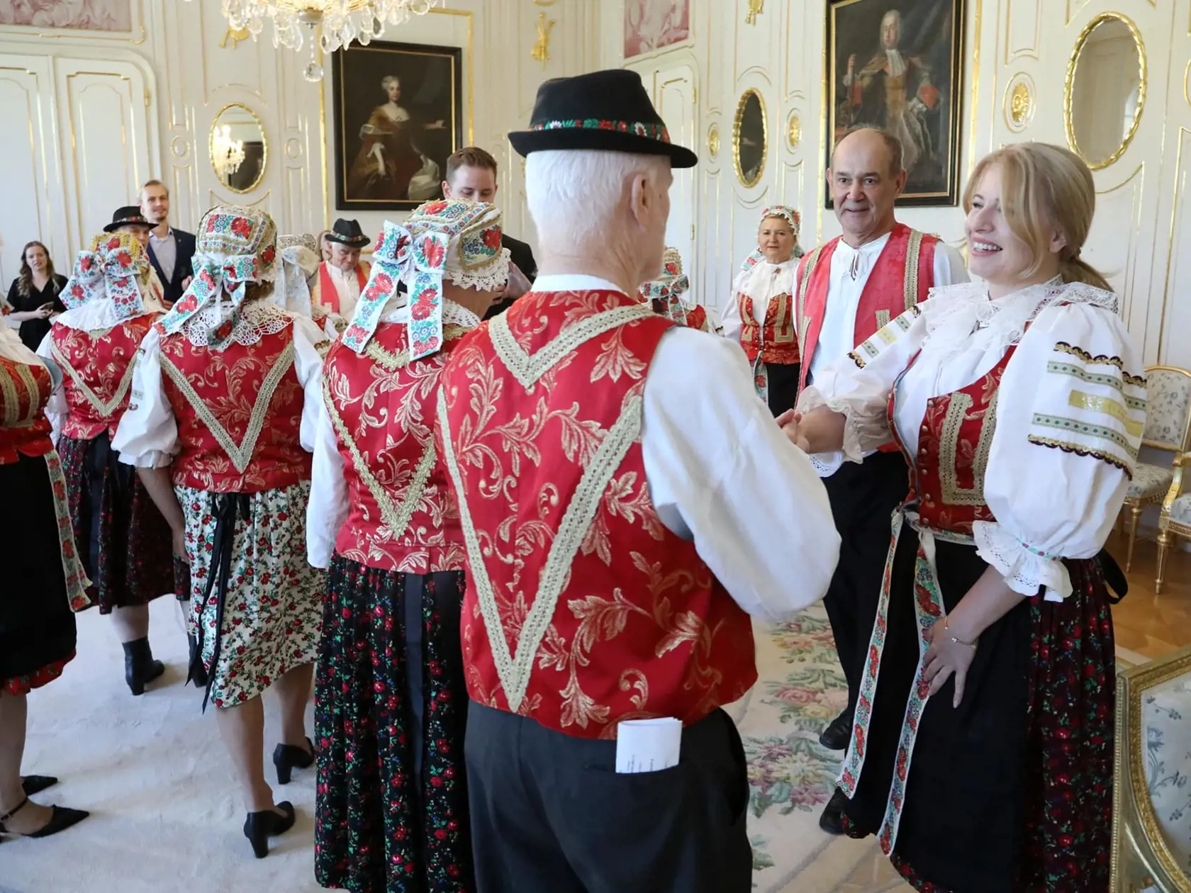 "Čistá radosť! Také bolo stretnutie s Pezinčankami a Pezinčanmi z folklórneho súboru Radosť. 
Bolo úžasné si len tak pre radosť zaspievať, zasmiať sa, porozprávať. Aj vďaka krásnemu kroju, ktorý ste mi priniesli vyskúšať, som sa cítila ako jedna z vašich členiek," napísala prezidentka SR Zuzana Čaputová.