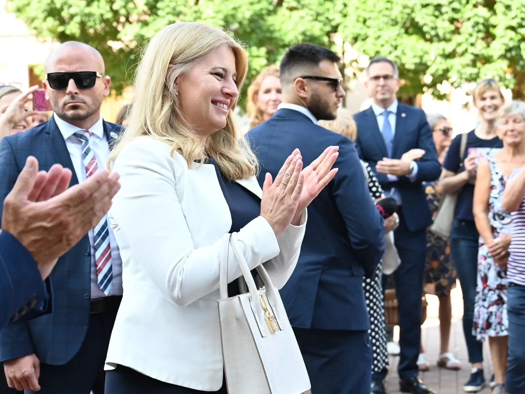 Na snímke prezidentka SR Zuzana Čaputová tlieska počas privítania pred mestským úradom v Brezovej pod Bradlom (okres Myjava) vo štvrtok 25. augusta 2022. Prezidentka SR Zuzana Čaputová navštívila vo štvrtok myjavský región. V Brezovej pod Bradlom sa stretla s predstaviteľmi samosprávy – s primátorom mesta Jaroslavom Ciranom, primátorom Myjavy Pavlom Halabrínom, predsedníčkou ZMOS Myjavského regiónu a starostkou Bukovca Marcelou Paveskovou a starostom Priepasného Petrom Czerem. FOTO TASR - Lukáš 