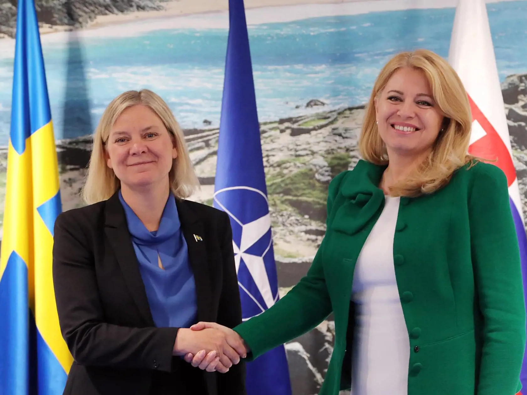 Na samite NATO v Madride Slovensko reprezentovala prezidentka Zuzana Čaputová. Samit ukončila prezidentka v bielych šatách so zeleným sakom. So švédskou premiérkou Magdalenou Anderssonovou hovorila o chystanom vstupe Švédska do NATO a tiež obrannej spolupráci a boji proti klimatickej kríze.