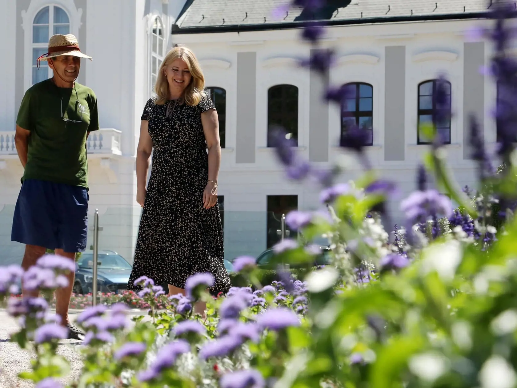 Zuzana Čaputová veľmi rada pracuje v záhrade, preto si užíva aj pohľad na Prezidentskú záhradu. Prezradila, že za jej krásami aj stojí pán Gabriel Méry.