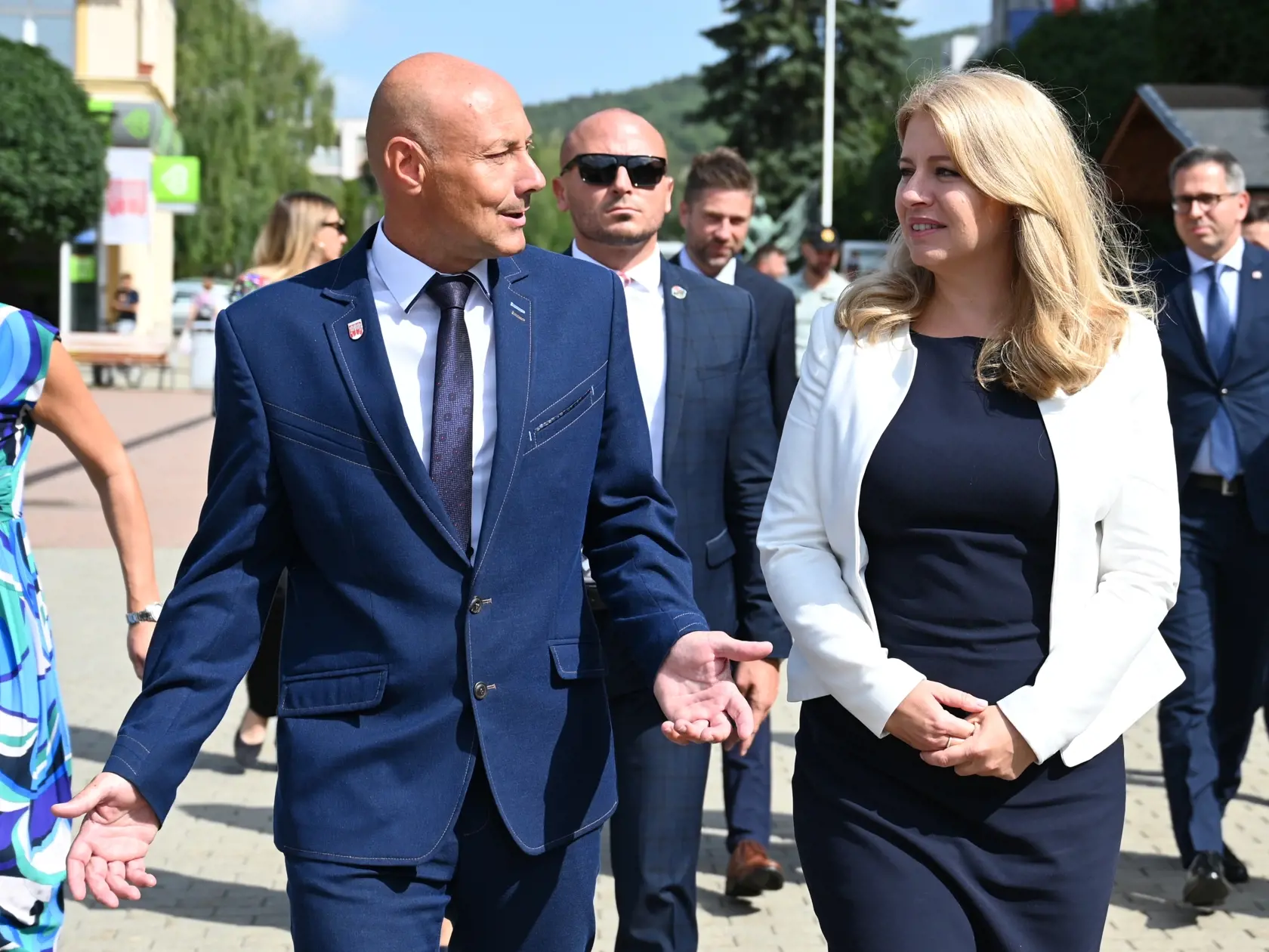 Na snímke prezidentka SR Zuzana Čaputová (vpravo) a primátor mesta Brezová pod Bradlom Jaroslav Cihan počas stretnutia v Brezovej pod Bradlom (okres Myjava) vo štvrtok 25. augusta 2022. Prezidentka SR Zuzana Čaputová navštívila vo štvrtok myjavský región. V Brezovej pod Bradlom sa stretla s predstaviteľmi samosprávy – s primátorom mesta Jaroslavom Ciranom, primátorom Myjavy Pavlom Halabrínom, predsedníčkou ZMOS Myjavského regiónu a starostkou Bukovca Marcelou Paveskovou a starostom Priepasného P