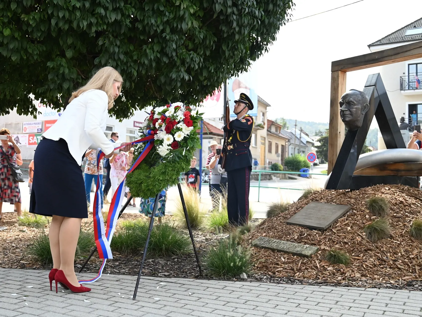 Na snímke vľavo prezidentka SR Zuzana Čaputová kladie veniec k pamätníku Štefana Osuského v Brezovej pod Bradlom počas návštevy myjavského regiónu vo štvrtok 25. augusta 2022. FOTO TASR - Lukáš Grinaj
