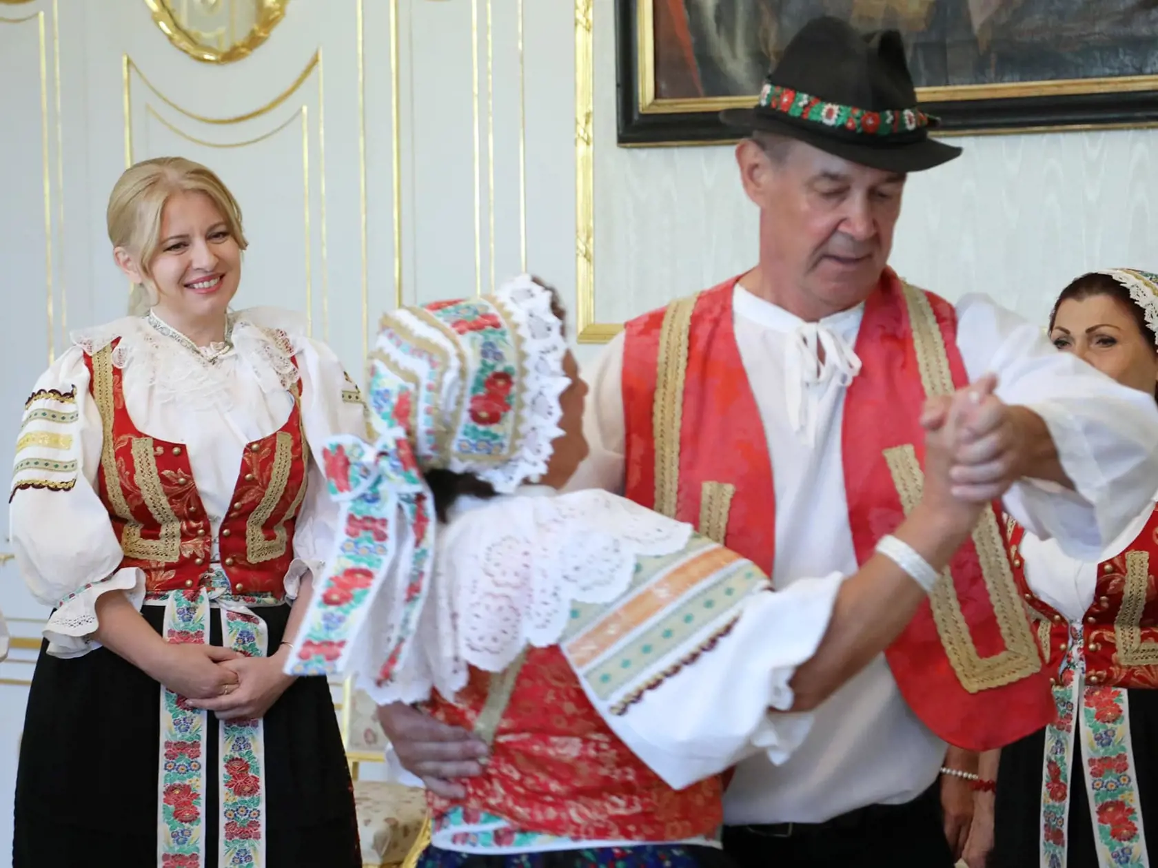 "Čistá radosť! Také bolo stretnutie s Pezinčankami a Pezinčanmi z folklórneho súboru Radosť. 
Bolo úžasné si len tak pre radosť zaspievať, zasmiať sa, porozprávať. Aj vďaka krásnemu kroju, ktorý ste mi priniesli vyskúšať, som sa cítila ako jedna z vašich členiek," napísala prezidentka SR Zuzana Čaputová.