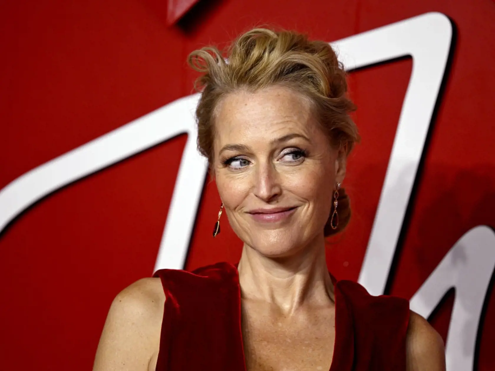 Gillian Anderson vyzerá skvelo.