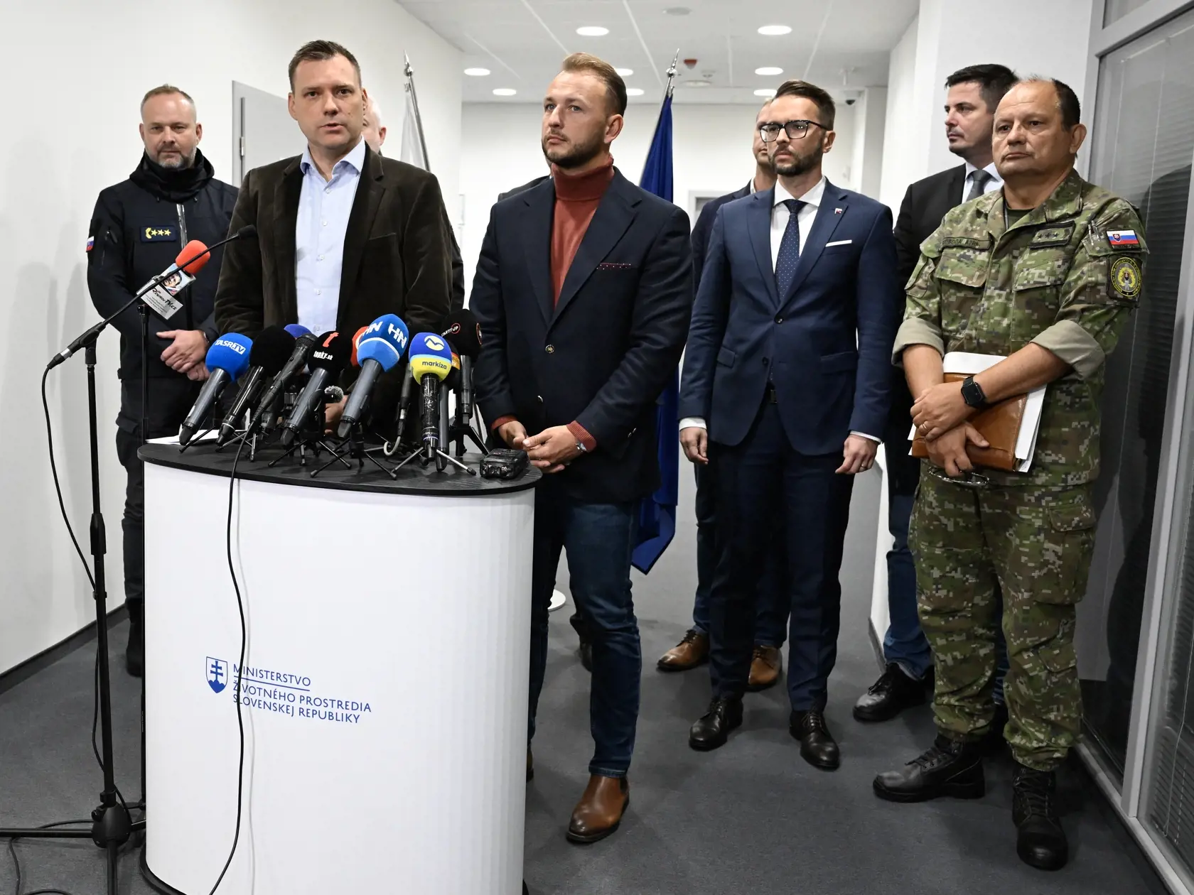 Na snímke v popredí vľavo podpredseda vlády a minister životného prostredia SR Tomáš Taraba a napravo minister vnútra SR Matúš Šutaj Eštok počas tlačovej konferencie po zasadnutí Ústrednej povodňovej komisie 13. septembra 2024 v Bratislave. FOTO TASR - Pavel Neubauer