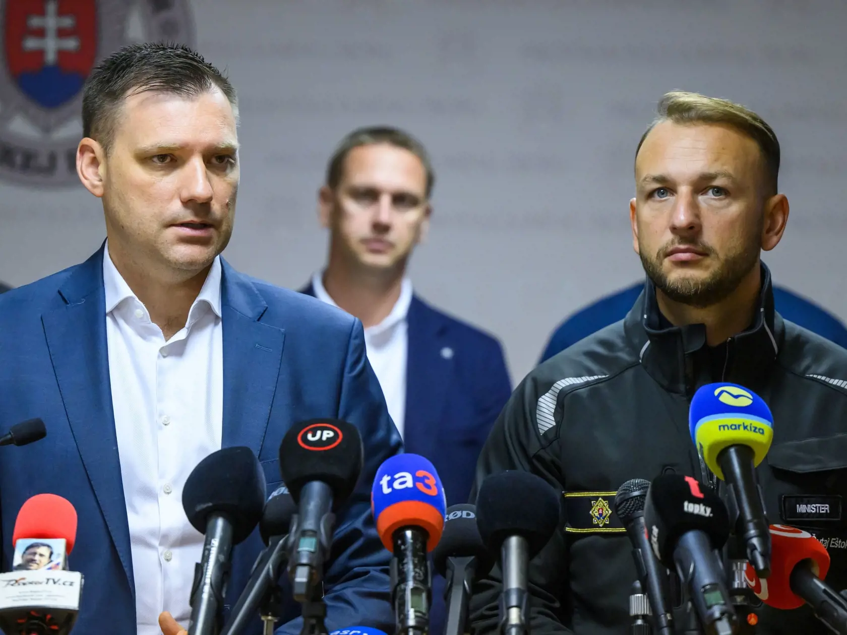 Zľava minister životného prostredia SR Tomáš Taraba, riaditeľ SHMÚ Vasil Penev a minister vnútra SR Matúš Šutaj Eštok počas tlačovej konferencie po zasadnutí Ústrednej povodňovej komisie.