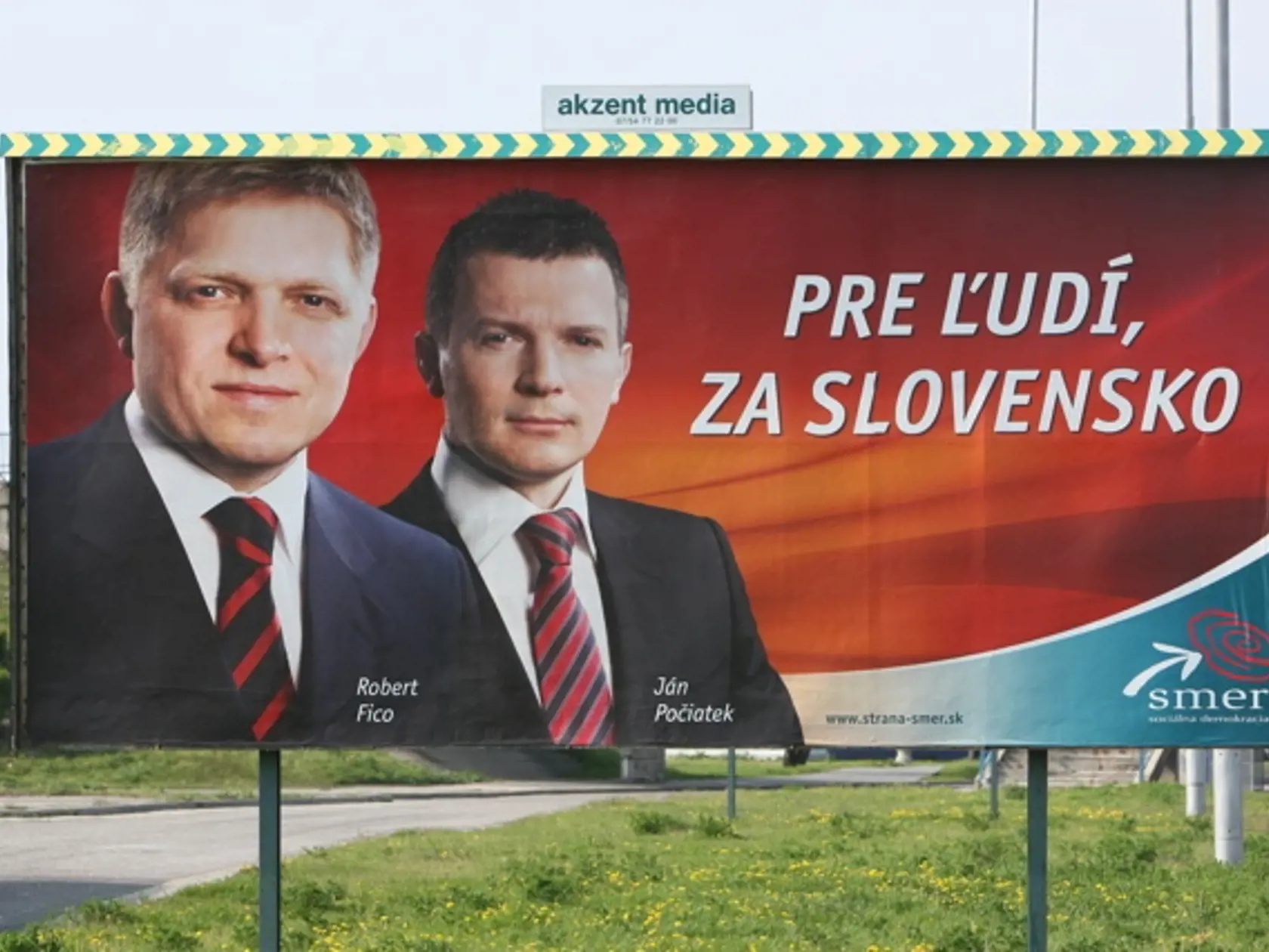3. SMER: Kampaň robí permanentne inými kanálmi, ich
bilbordy slúžia skôr na spojenie už aj tak známych tvárí
so značkou Smer.
Foto: JÚLIUS DUBRAVAY