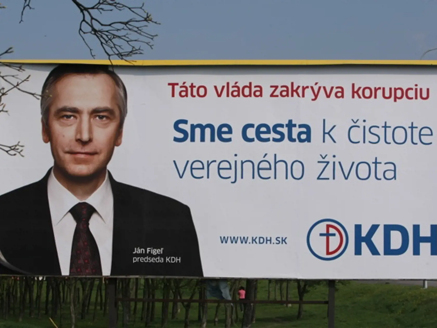 1. KDH: Ako u jednej z mála strán sa dá vybadať snaha
vniesť do mediálnej kampane témy, ktoré by voliča mali
zaujímať, ale vo veľmi nevýraznej forme.
Foto: JÚLIUS DUBRAVAY