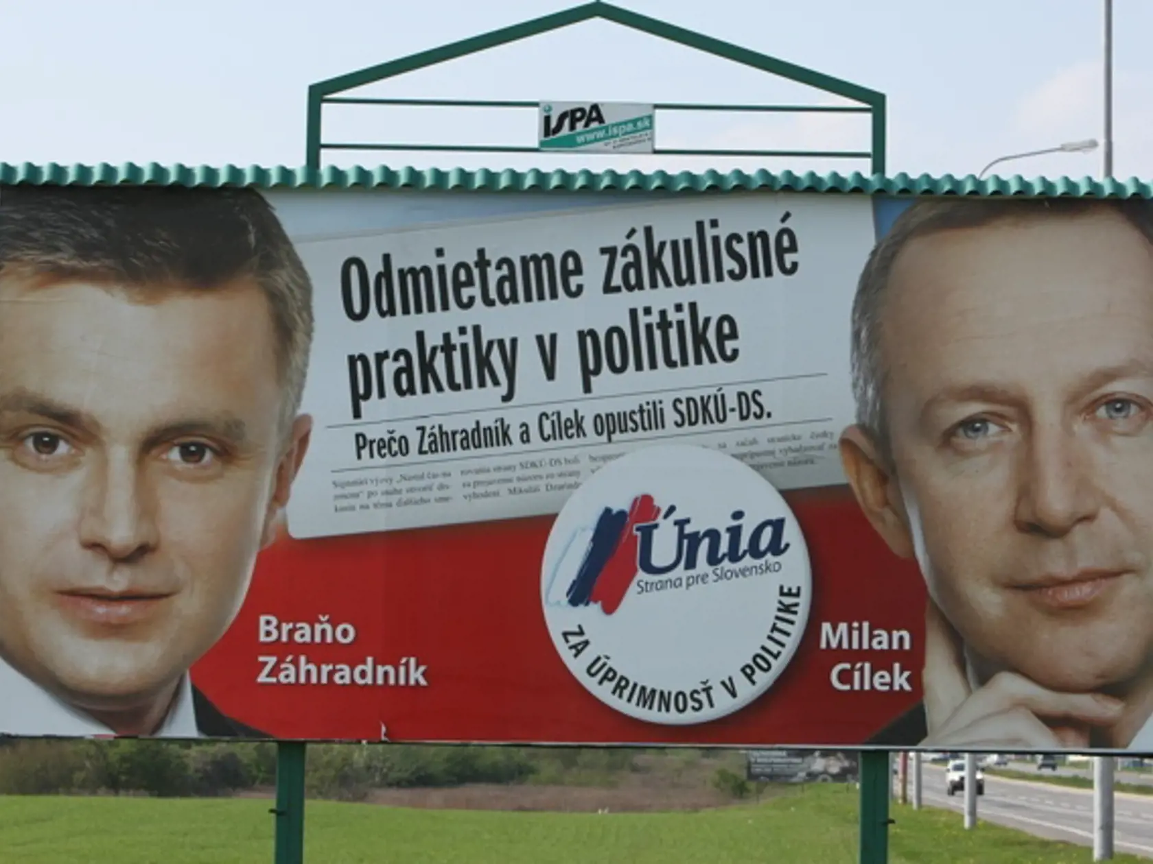 2. ÚNIA: Málo rozlíšiteľné, obsahovo aj graficky.
Predovšetkým nové strany by sa mali snažiť o výraznú
odlíšiteľnosť a identifikovateľnosť, formálnu aj
obsahovú, čo sa aj v tomto prípade evidentne nedarí.
Foto: JÚLIUS DUBRAVAY