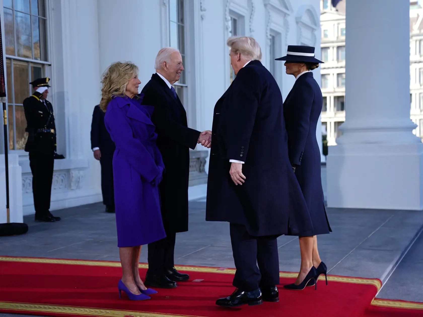 "Vitajte doma," privítala Jill Bidenová Trumpovcov v Bielom dome.