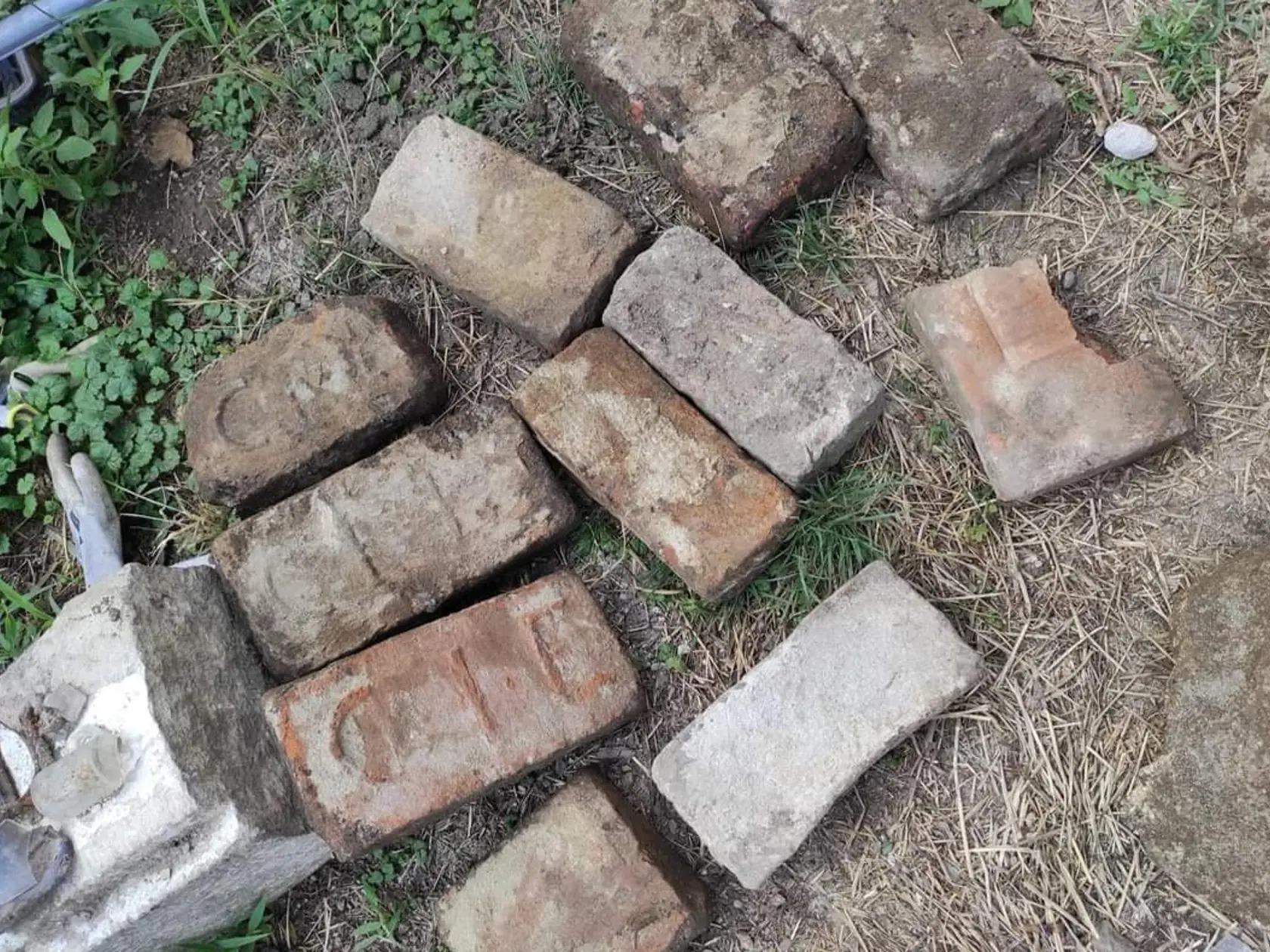 Zaujímavým archeologickým nálezom sú aj signované tehly, vďaka ich označeniu je možné presne určiť kto, kedy a kde ich vyrobil a teda aj presne datovať obdobie nálezu.