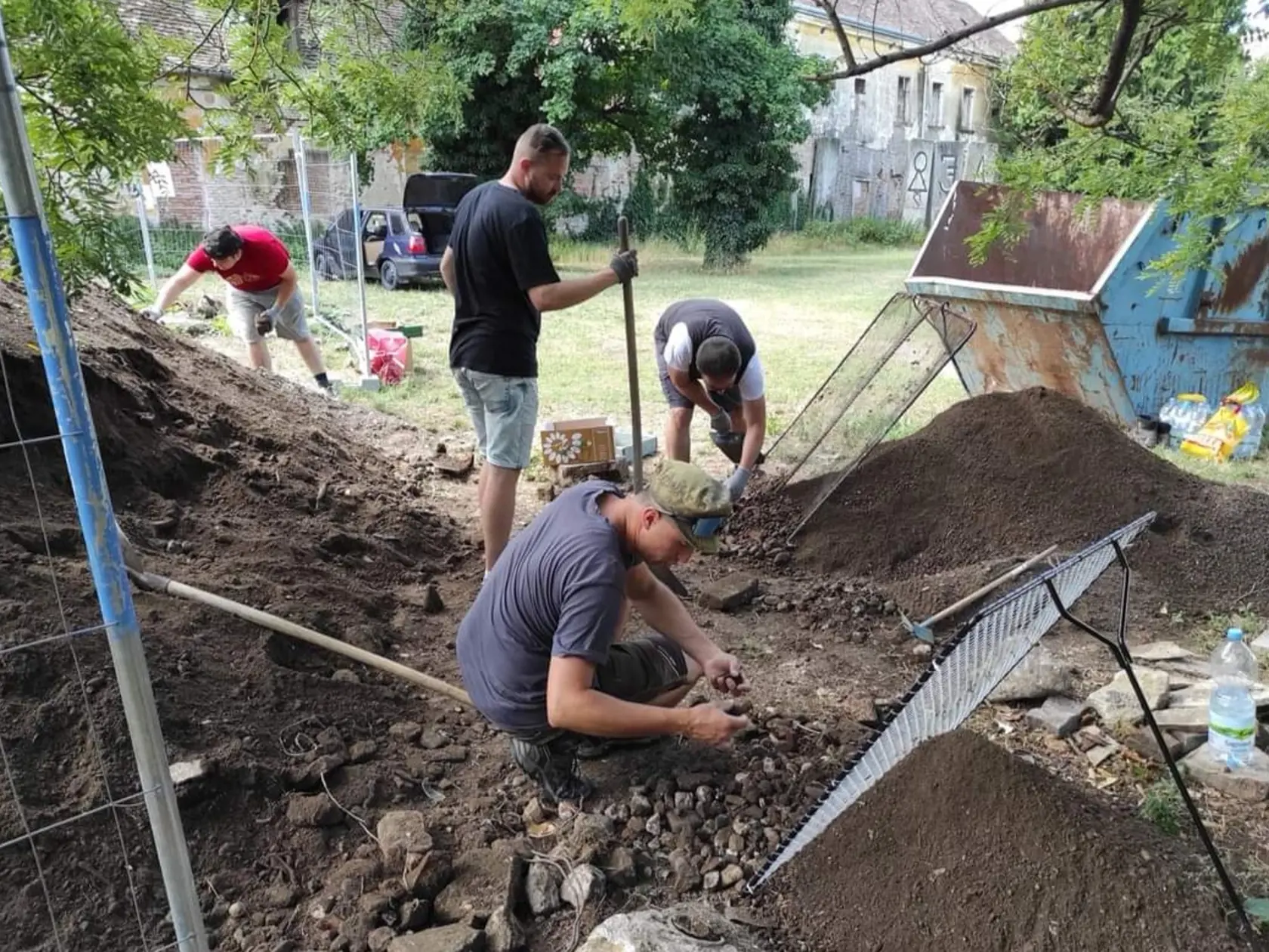 Takto sa makalo na odkrývaní ľadovne cez víkendy. K práci patrilo aj preosievanie pôdy a dokumentovanie nálezov.