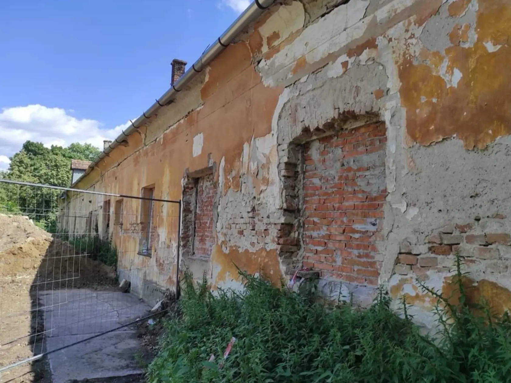 Kaštieľ aktuálne nevyzerá veľmi lákavo.