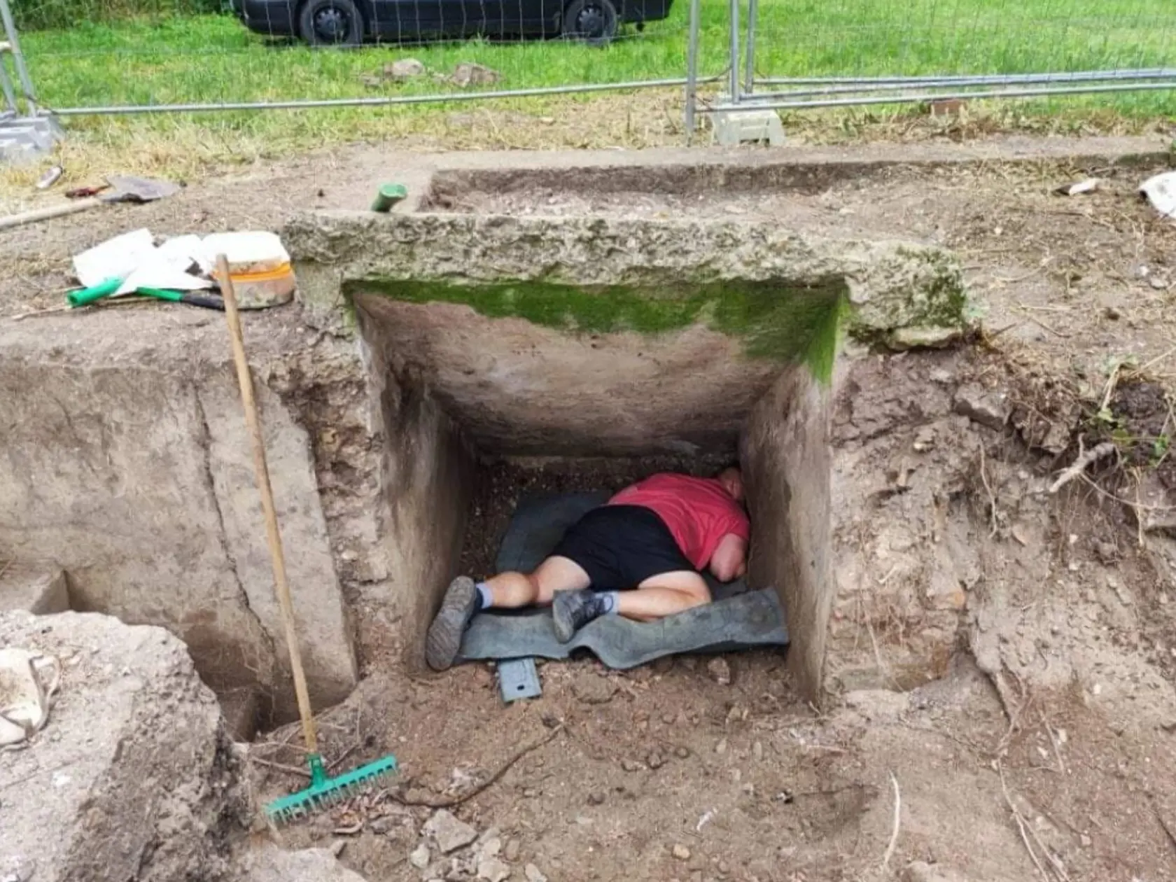 Aj takto vyzerala práca na odkrývaní panskej ľadovňe.