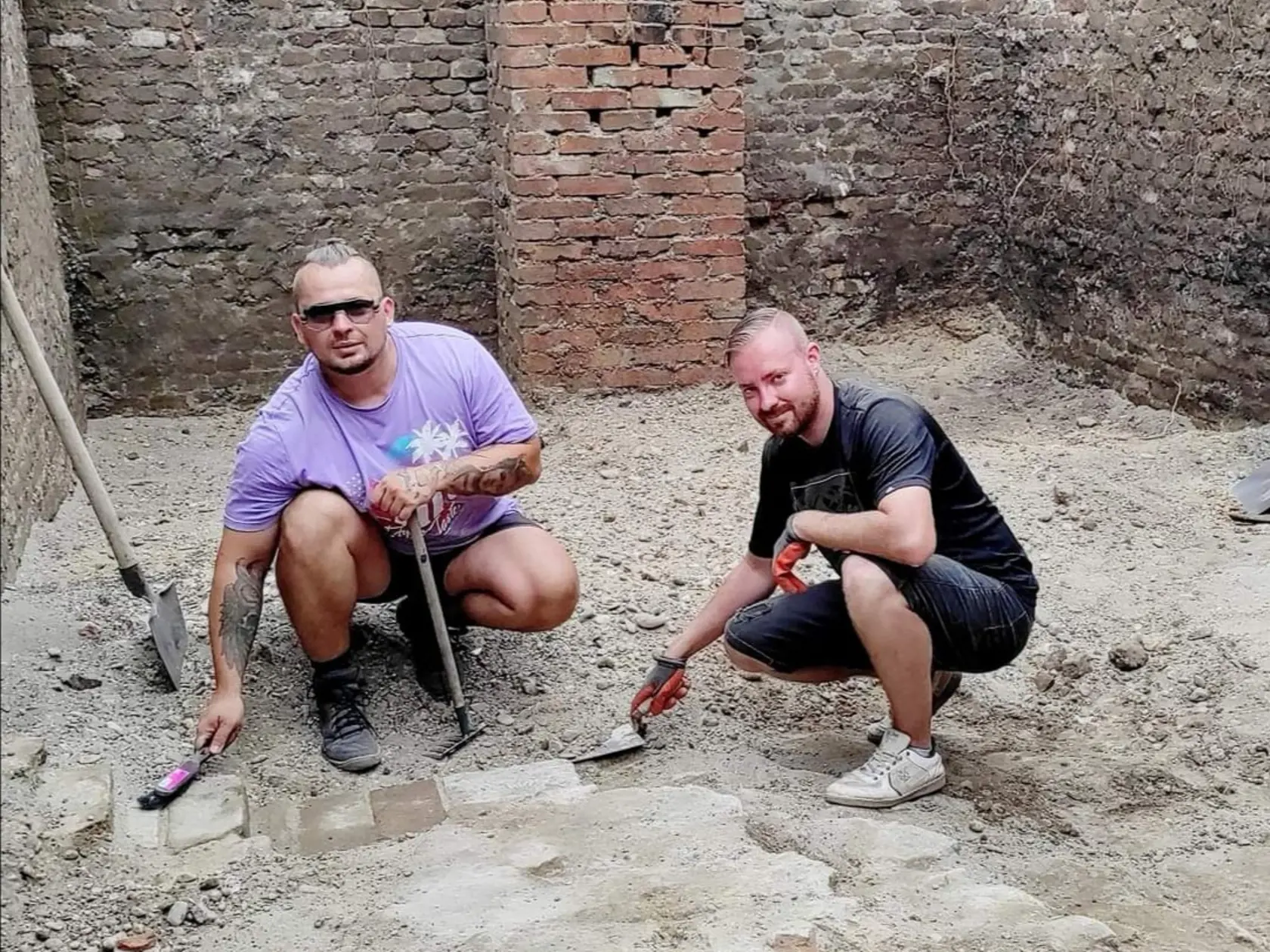 Richard Hričovský (vľavo) a Partik Eckert odkrývali úžasnú históriu mesta Sereď kúsok po kúsku.