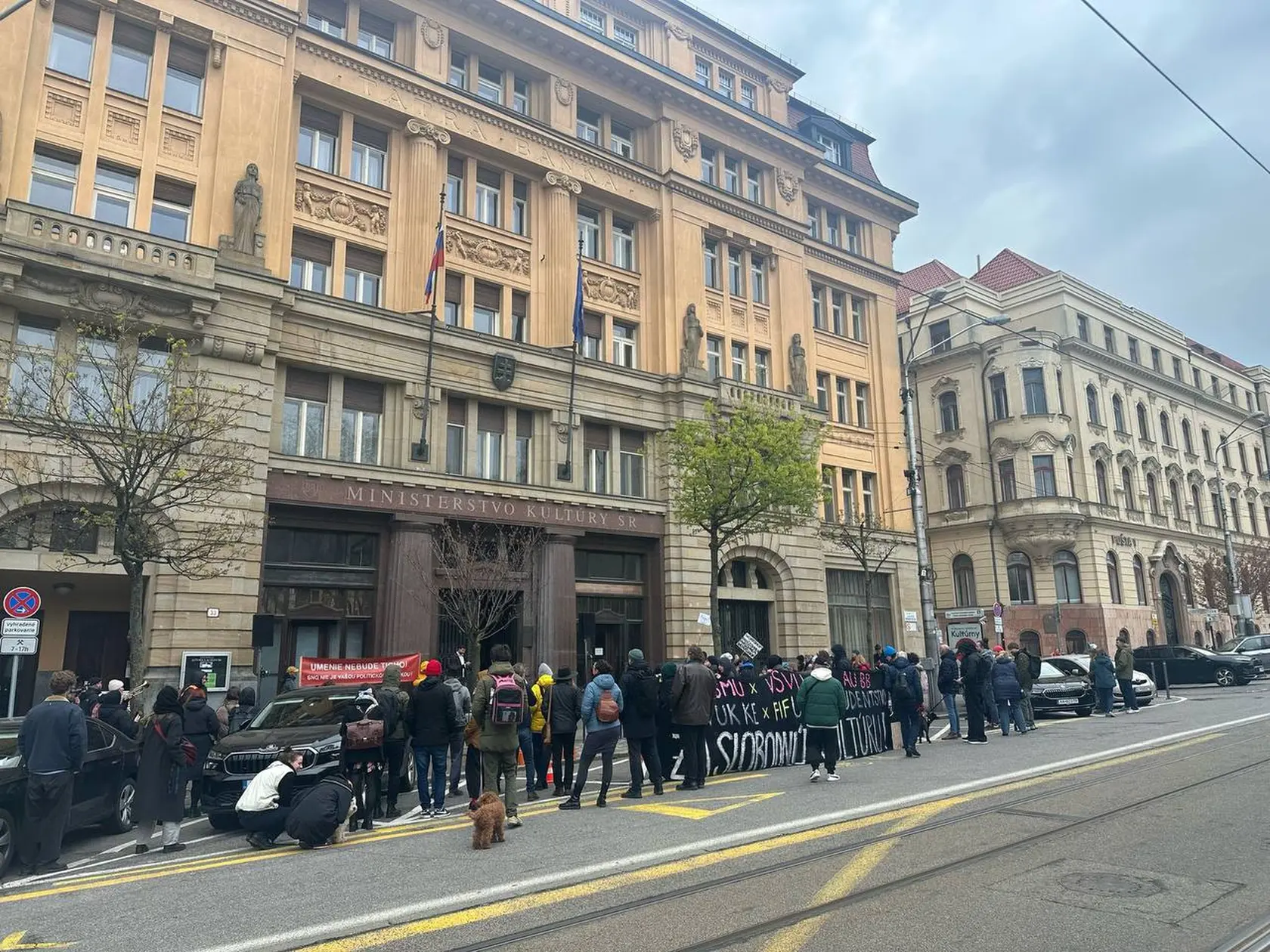 „Hukot a piskot, ktorý si, mimochodom, púšťajú z reproduktorov, musia počúvať nielen zamestnanci MK SR, ktorí sa snažia pracovať, ale aj celé námestie SNP, kde sídli aj hlavná pošta a rôzne organizácie a firmy," komentovala protesty štvrtokové (10.4.) pred rezortom kultúry ministerka Martina Šimkovičová.