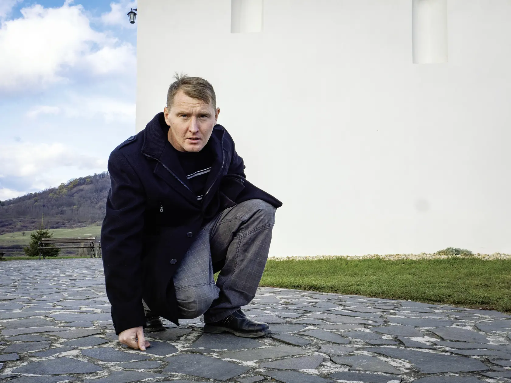 Drahokam v chodníku? Ladislav Oravec zbadal lesklý kamienok v chodníku z lomového bazaltu. Zafír to však nebol.